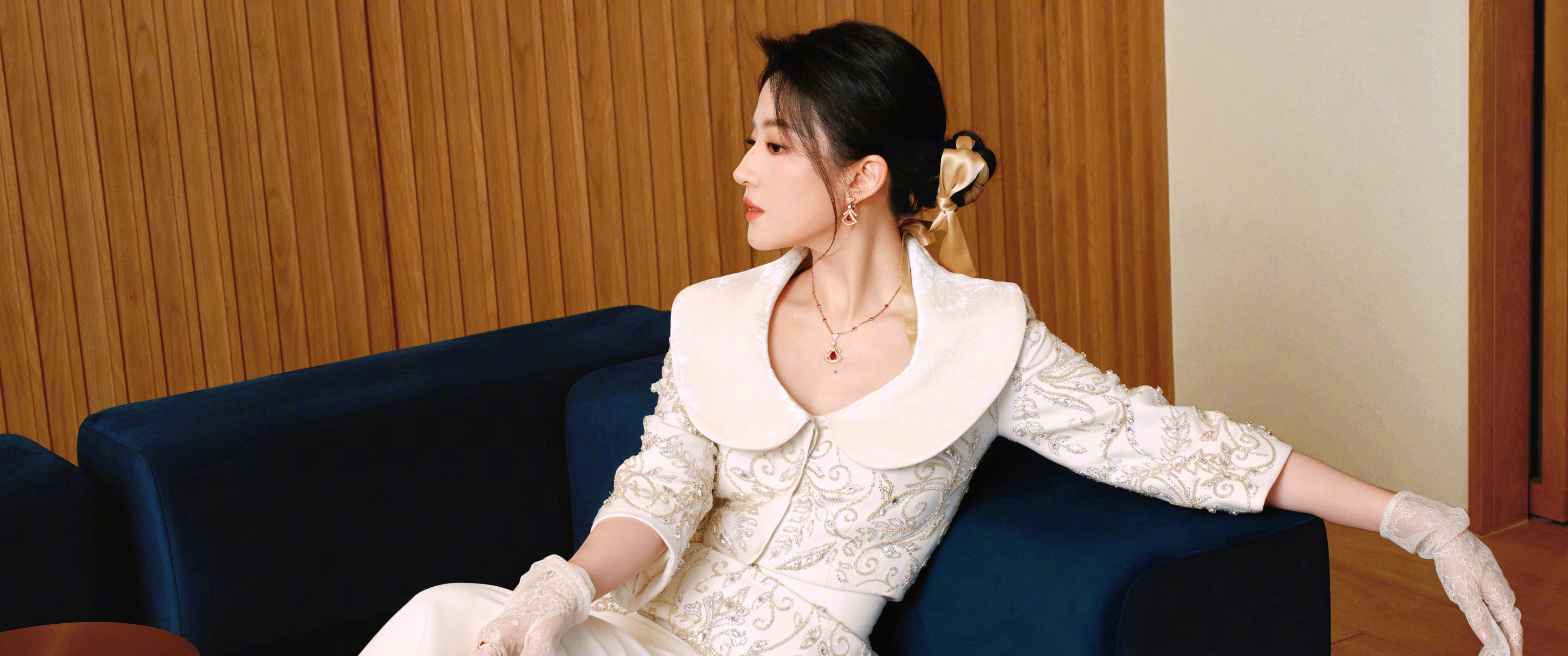 白色长裙优雅美女 刘亦