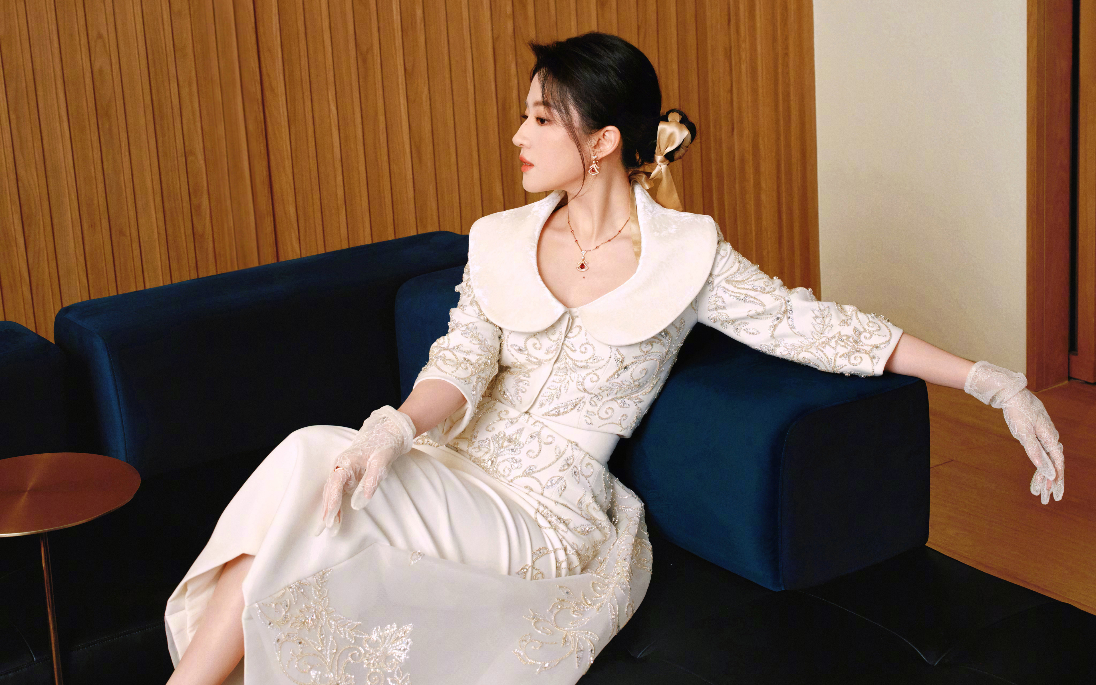 白色长裙优雅美女 侧脸