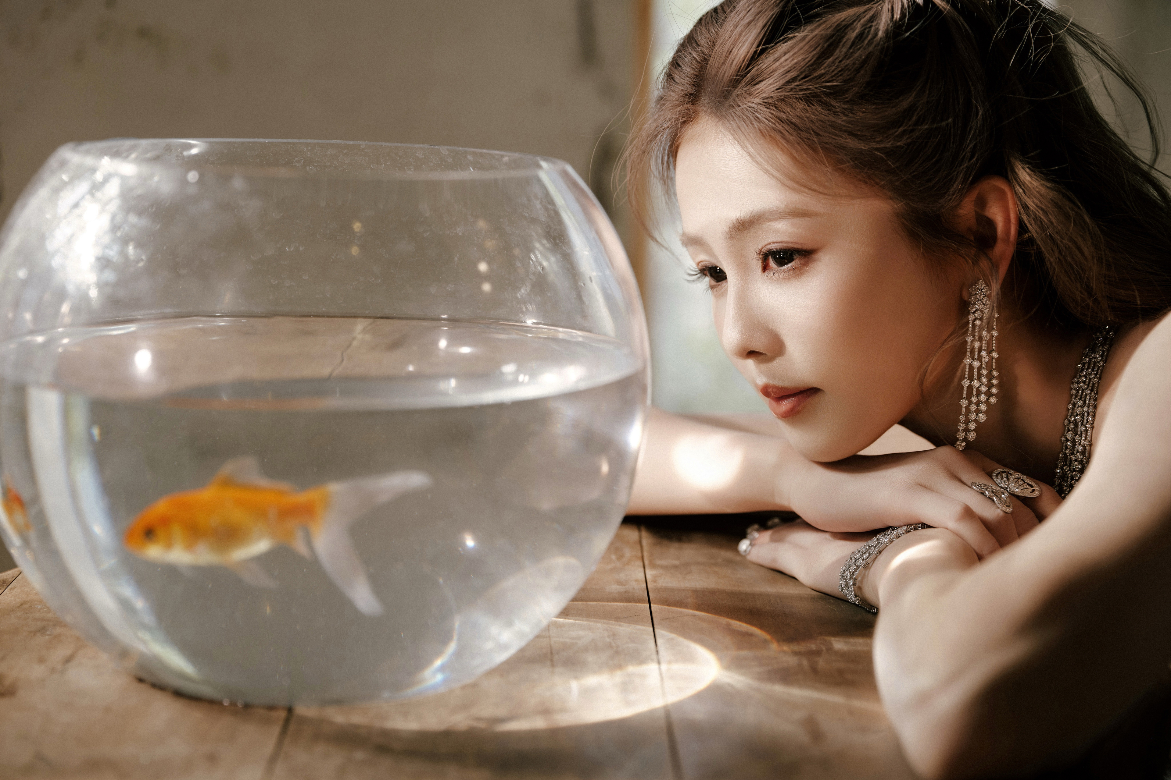 白鹿 水缸 鱼 4k美女壁