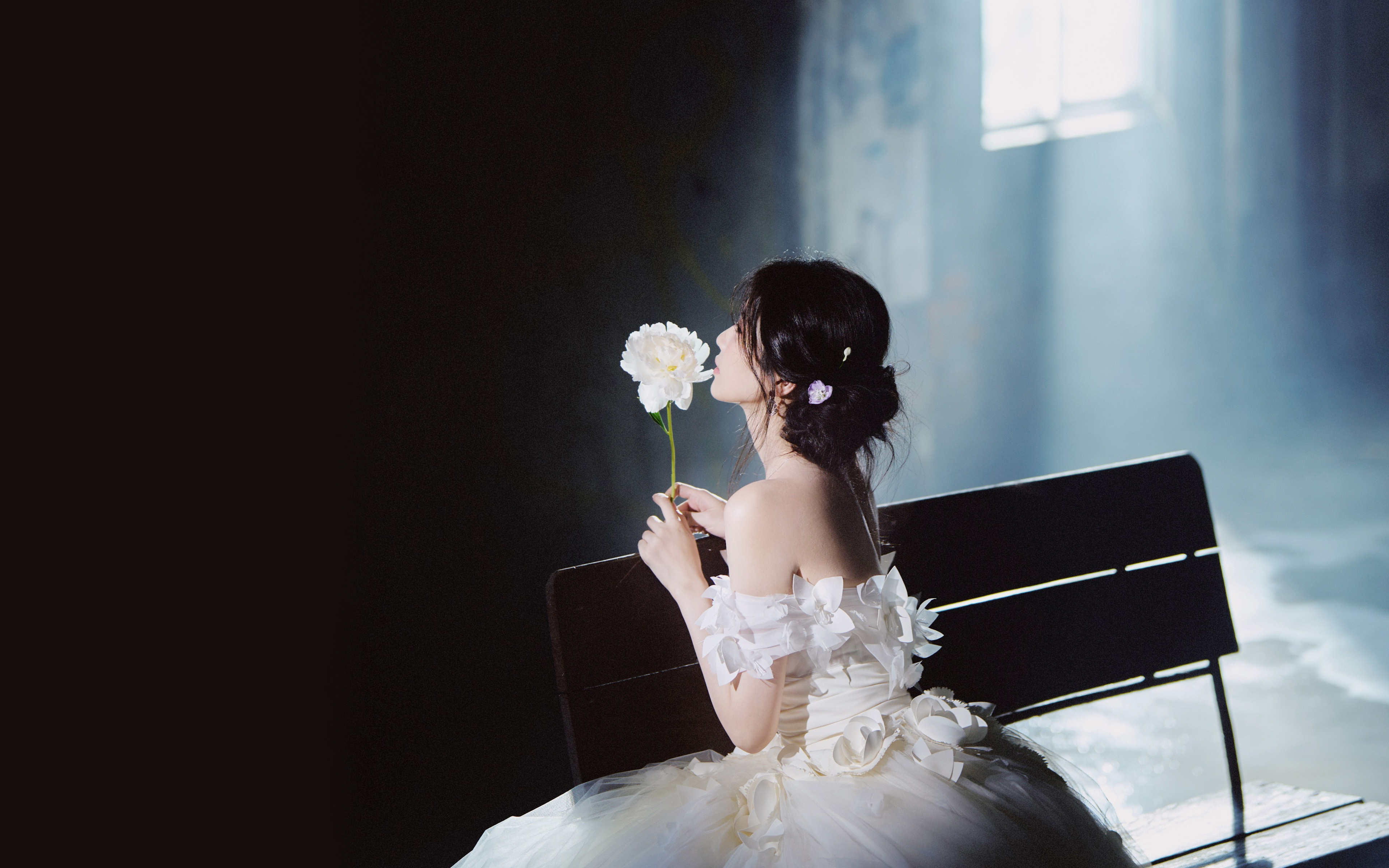 白鹿 白色婚纱裙子 花