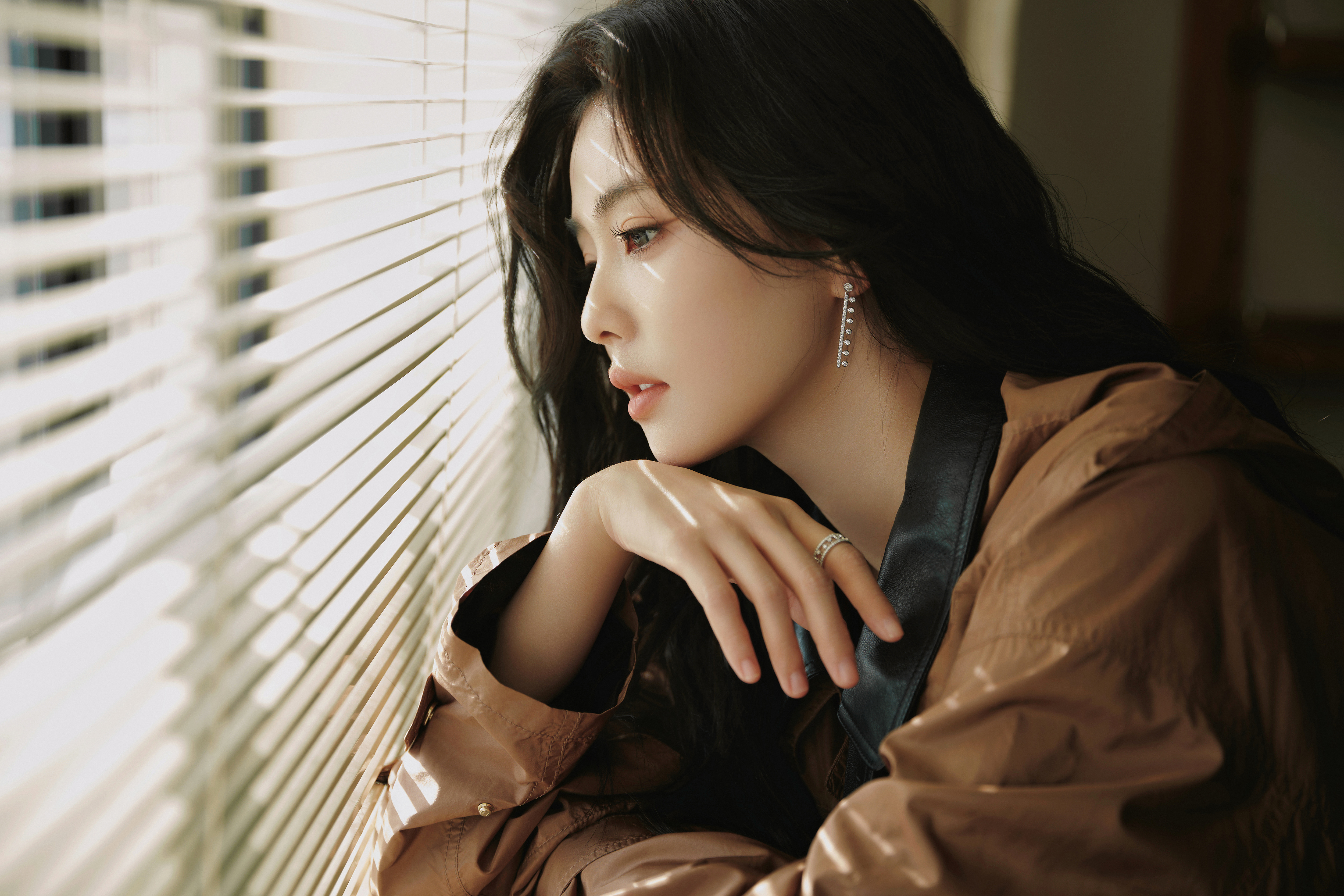白鹿 百叶窗 高质量5K美女壁纸