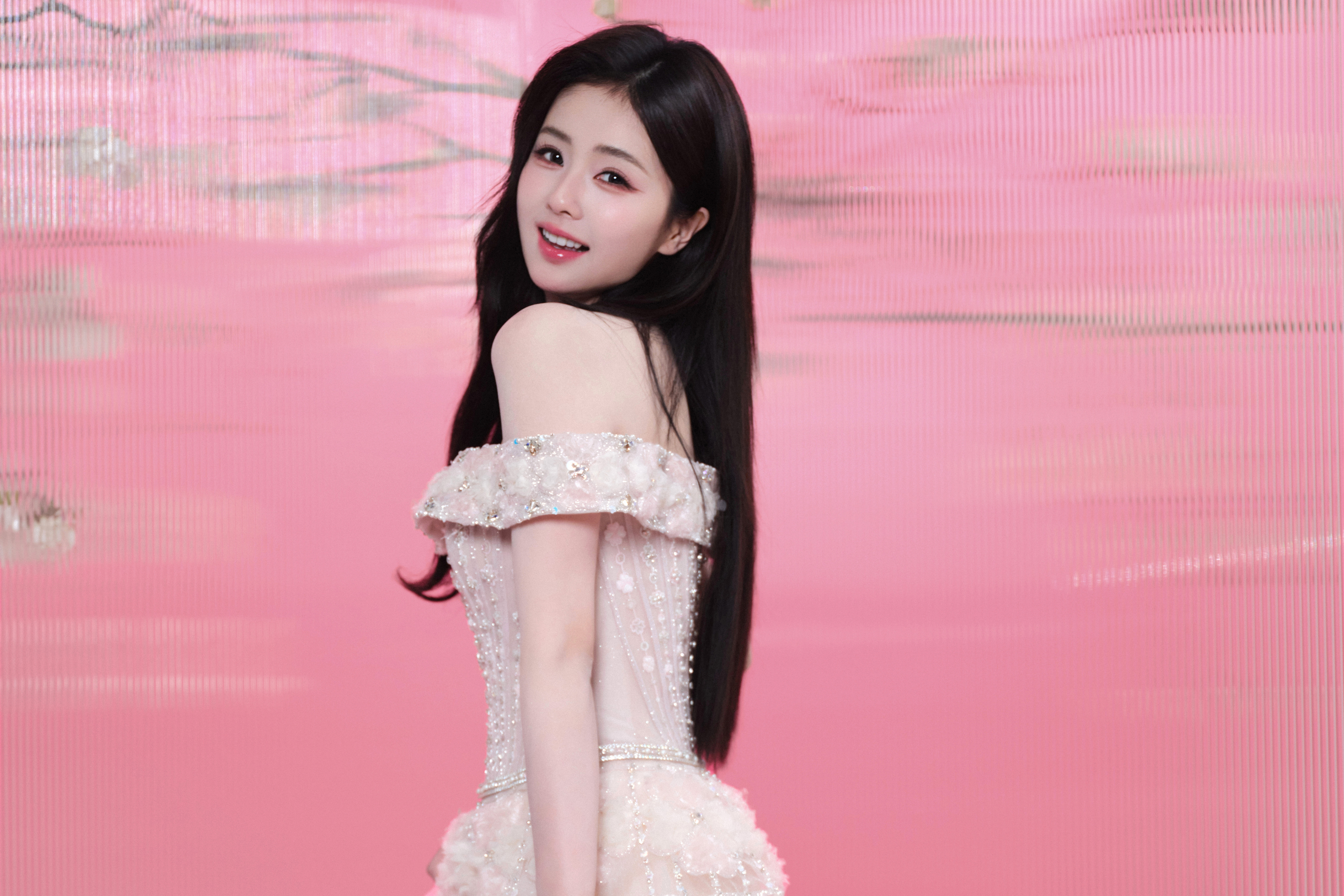 白鹿 粉裙 侧身 回头 4K高清美女壁纸3840x2560