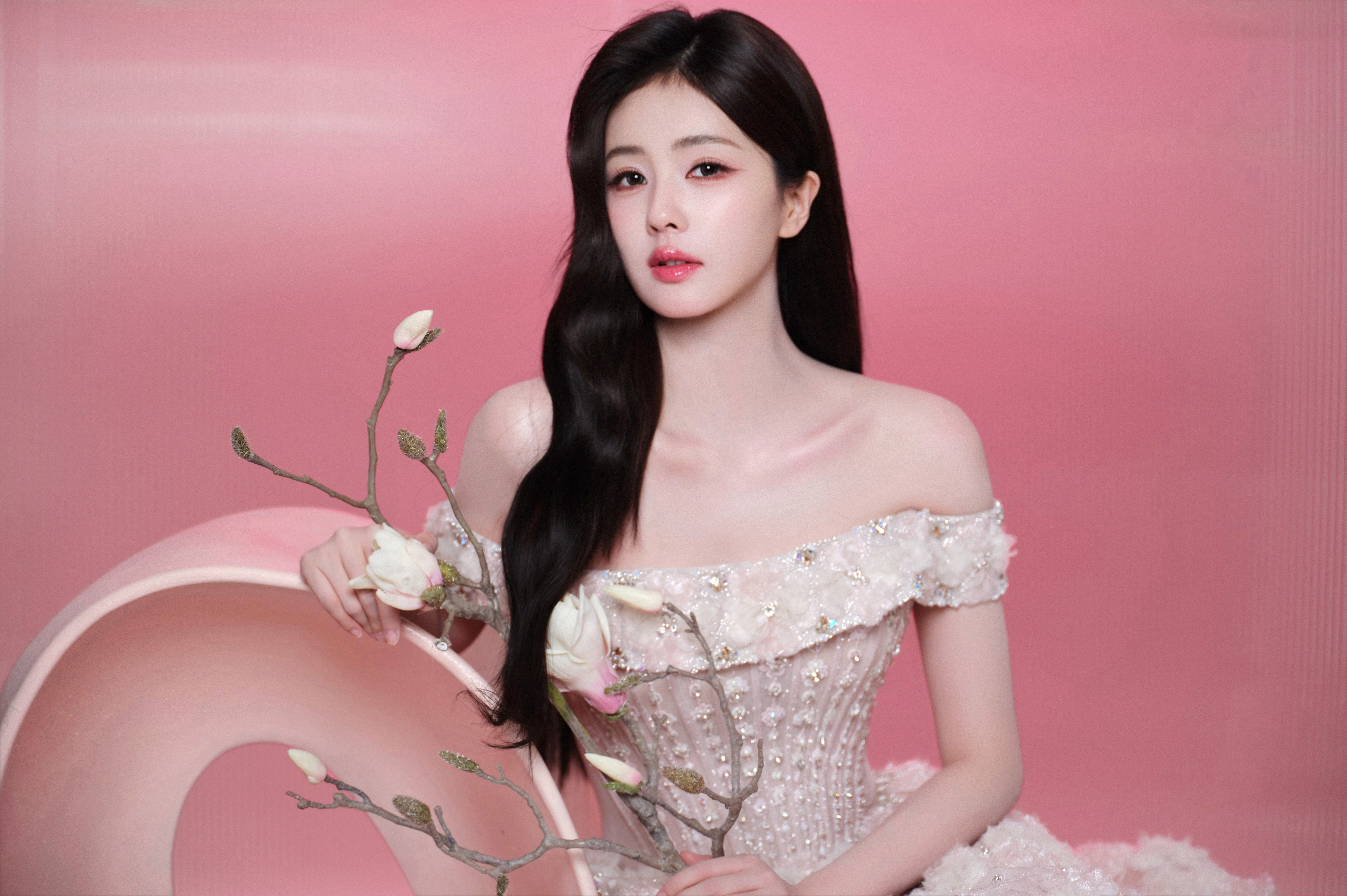 白鹿 粉裙轻扬 6K美女壁纸图片