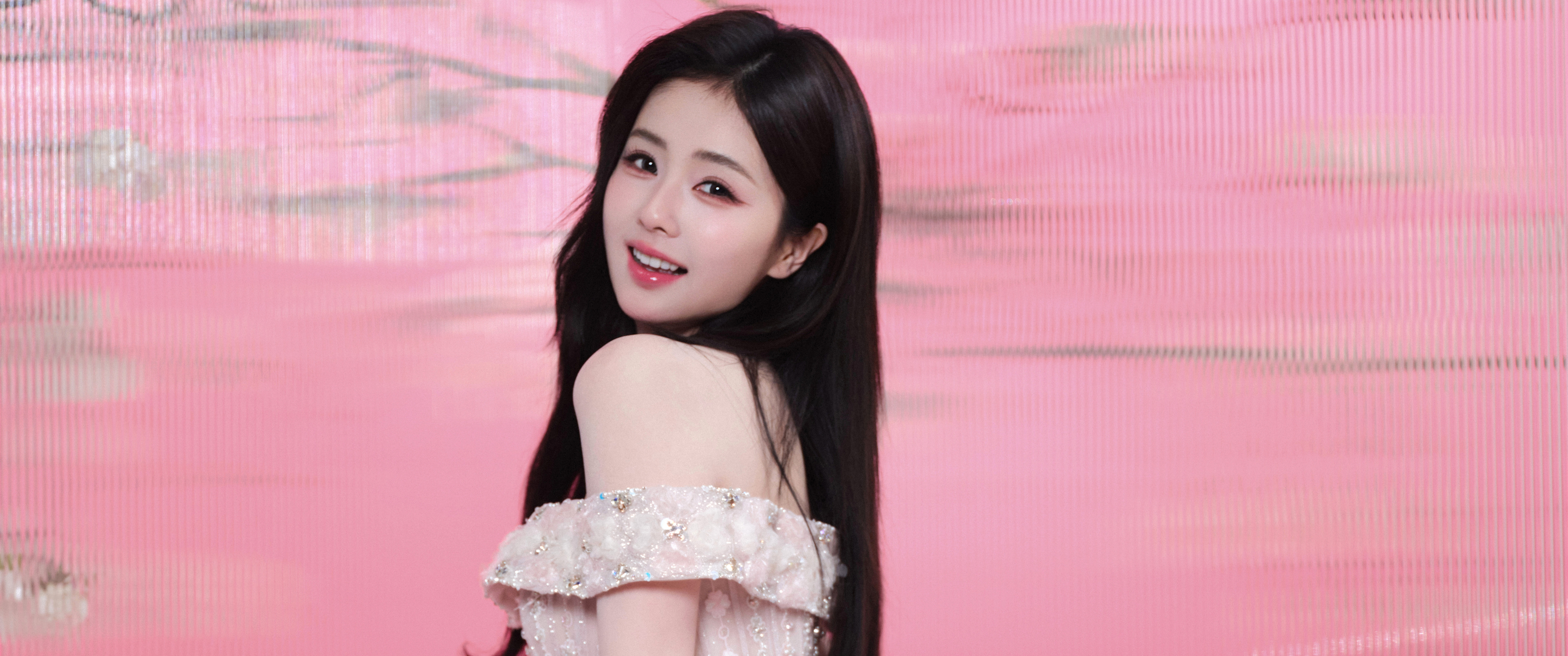 白鹿甜美微笑 粉色背景3440x1440带鱼屏美女壁纸