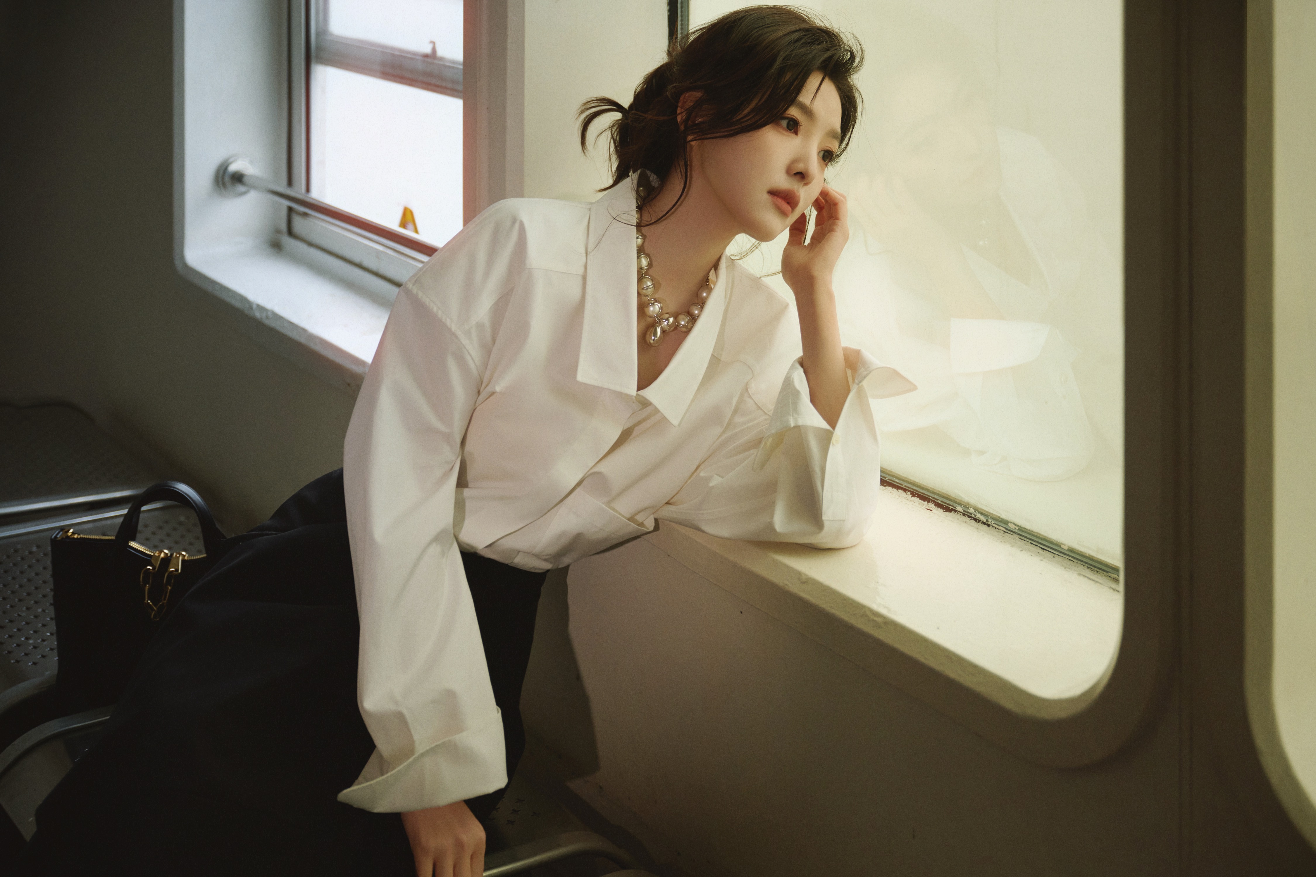 窗边 白色衬衫美女章若