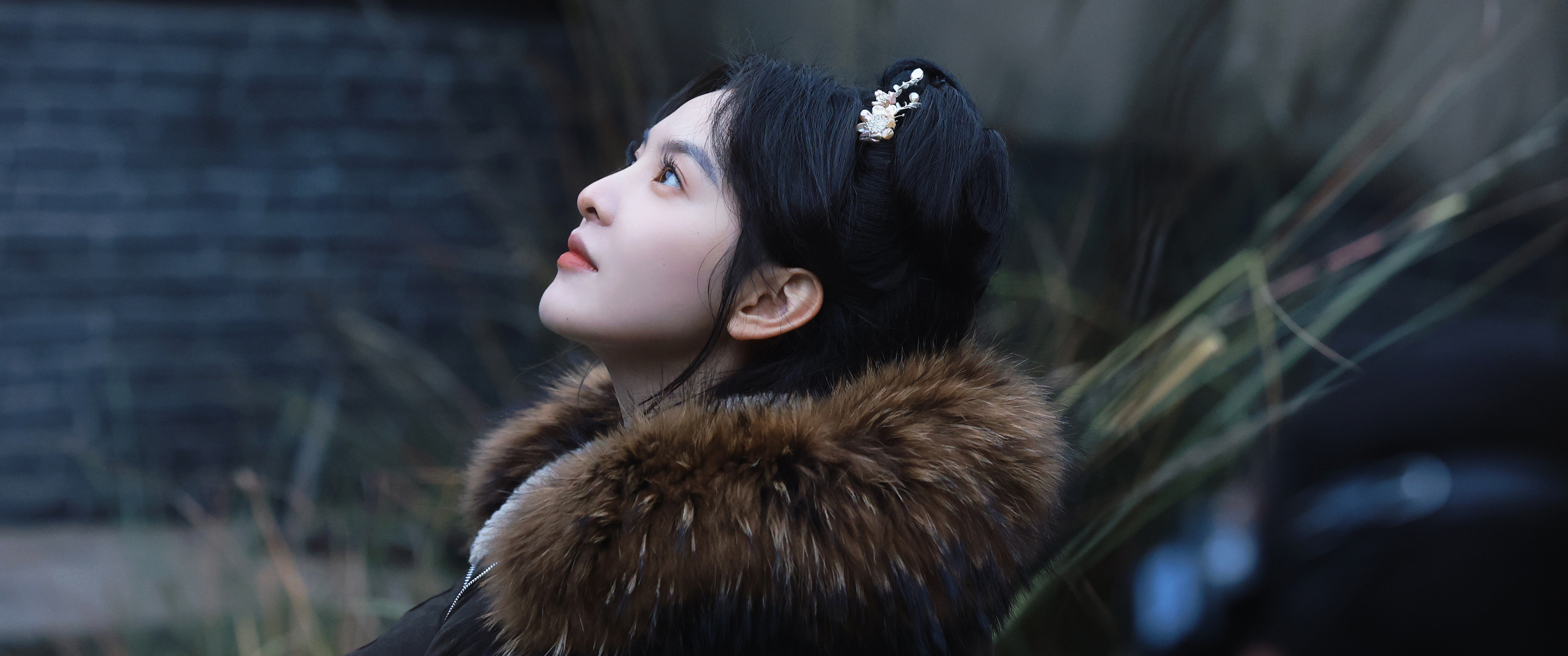 章若楠 侧脸 仰望 带鱼屏高清美女壁纸3440x1440