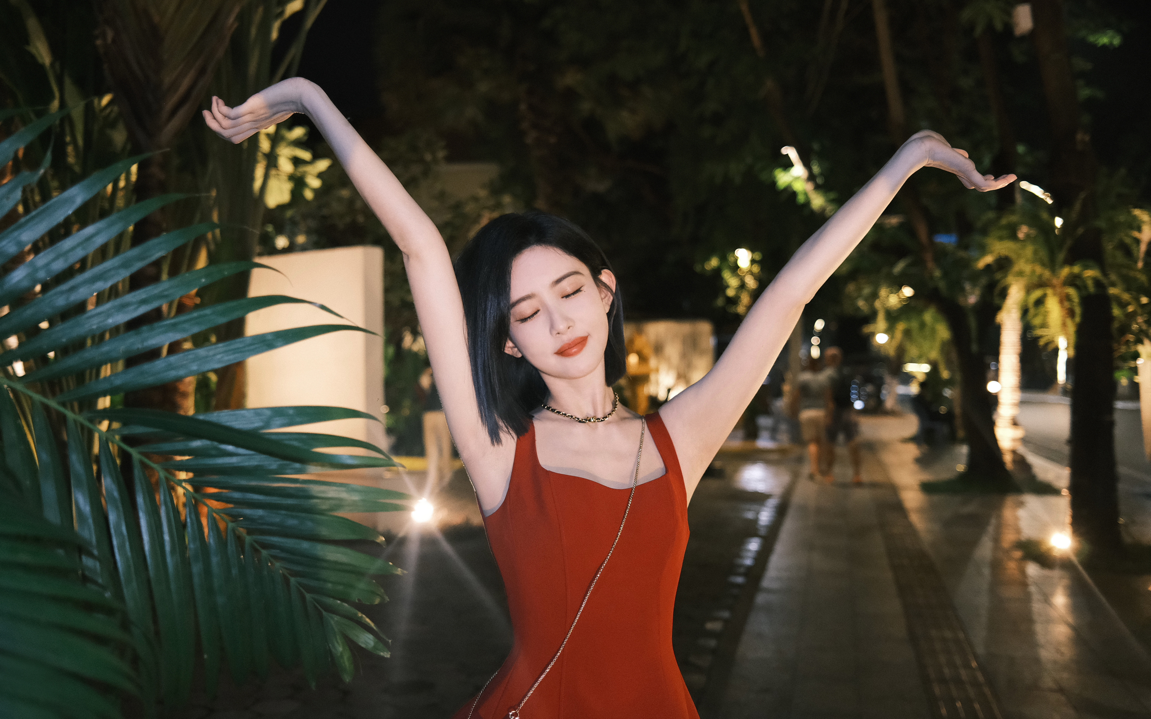 红色裙子美女孟子义闭眼