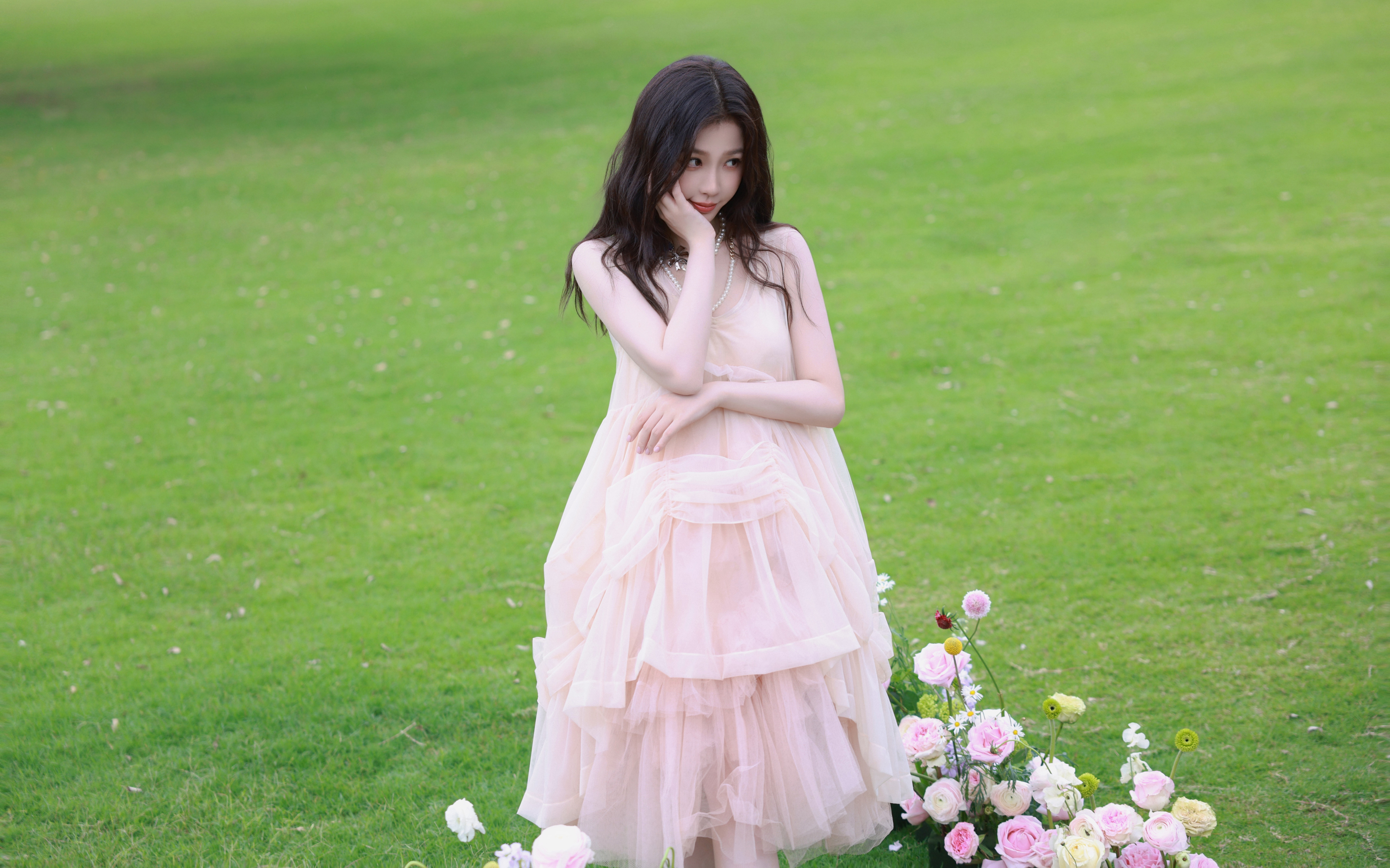 绿色草地鲜花美女虞书欣