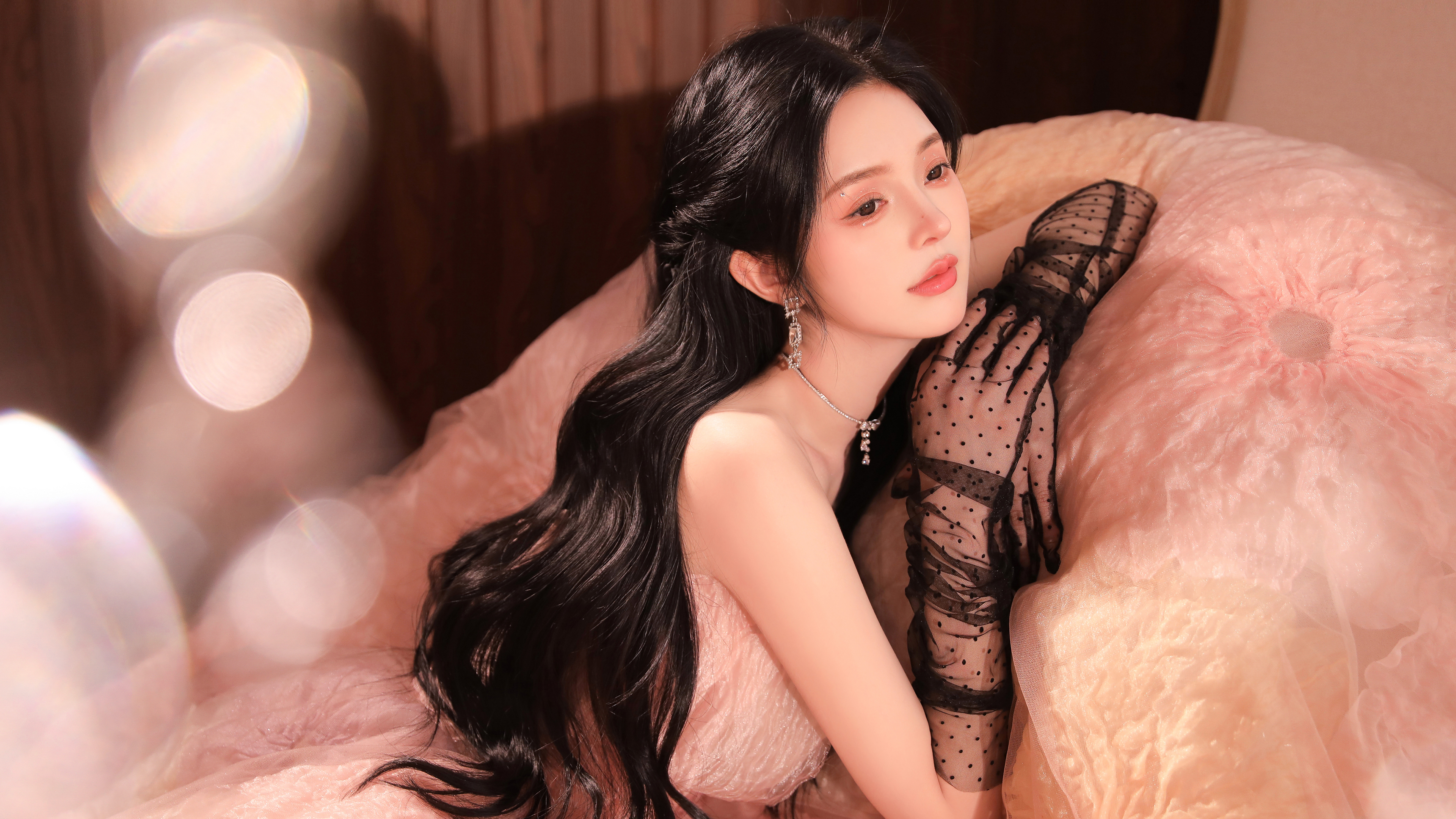 美女 居家 长发大波浪卷