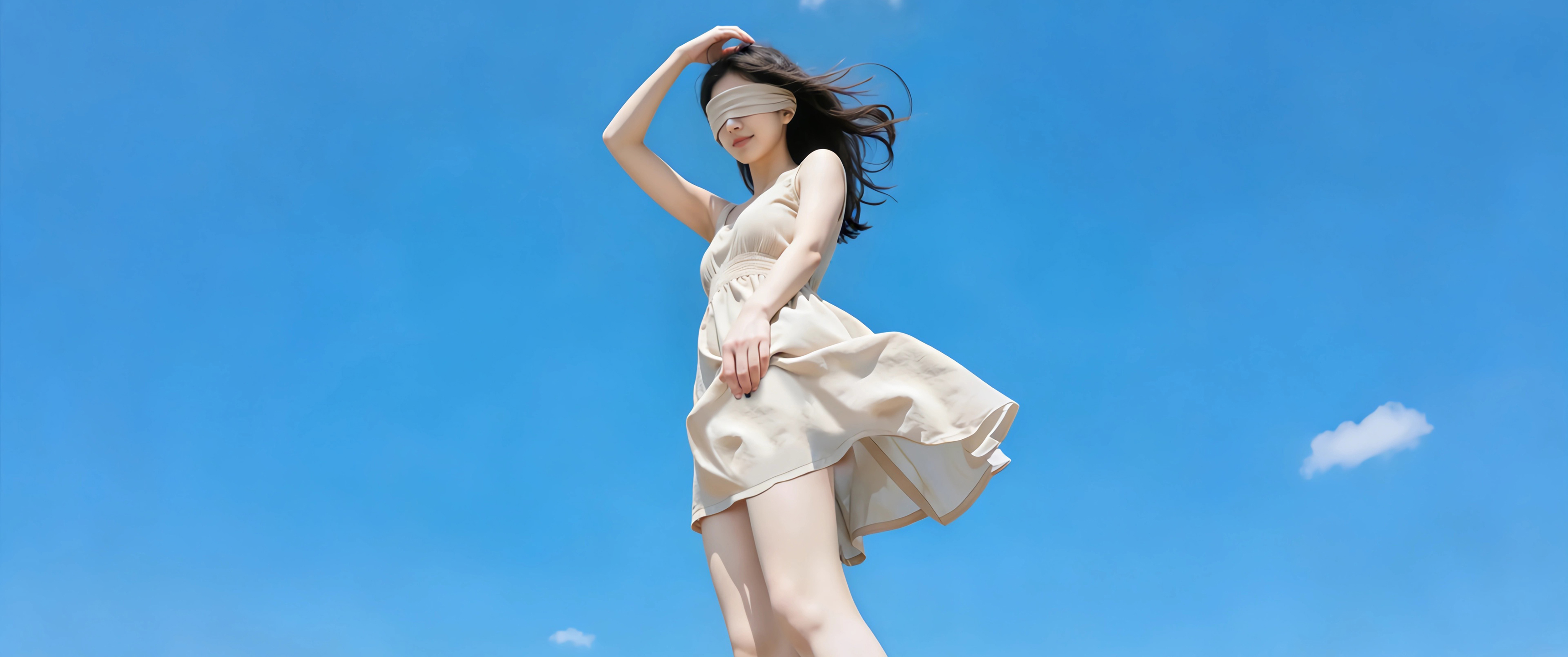 蓝天白云 阳光可爱美女