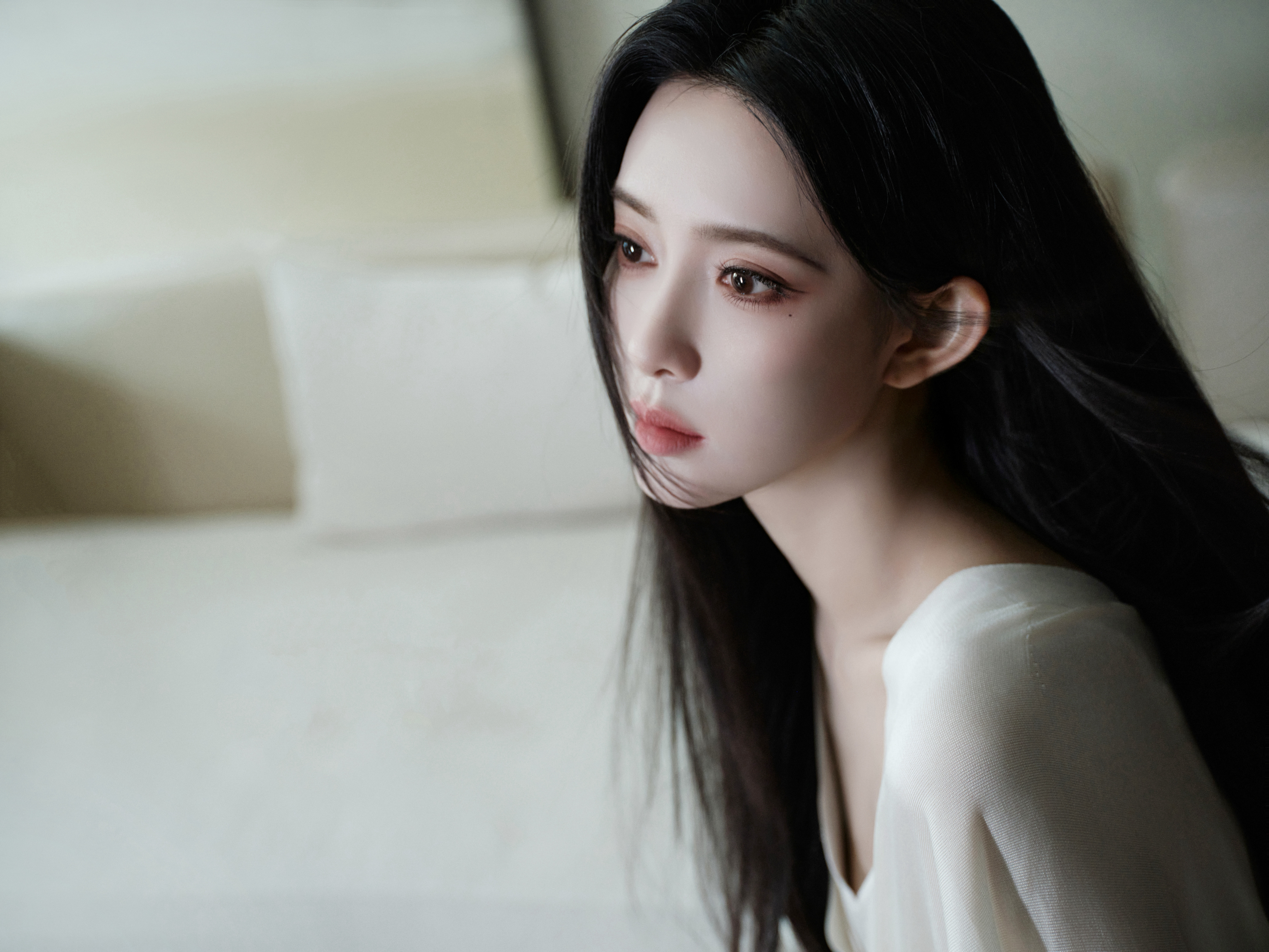 长发侧脸美女孟子义5K高清壁纸