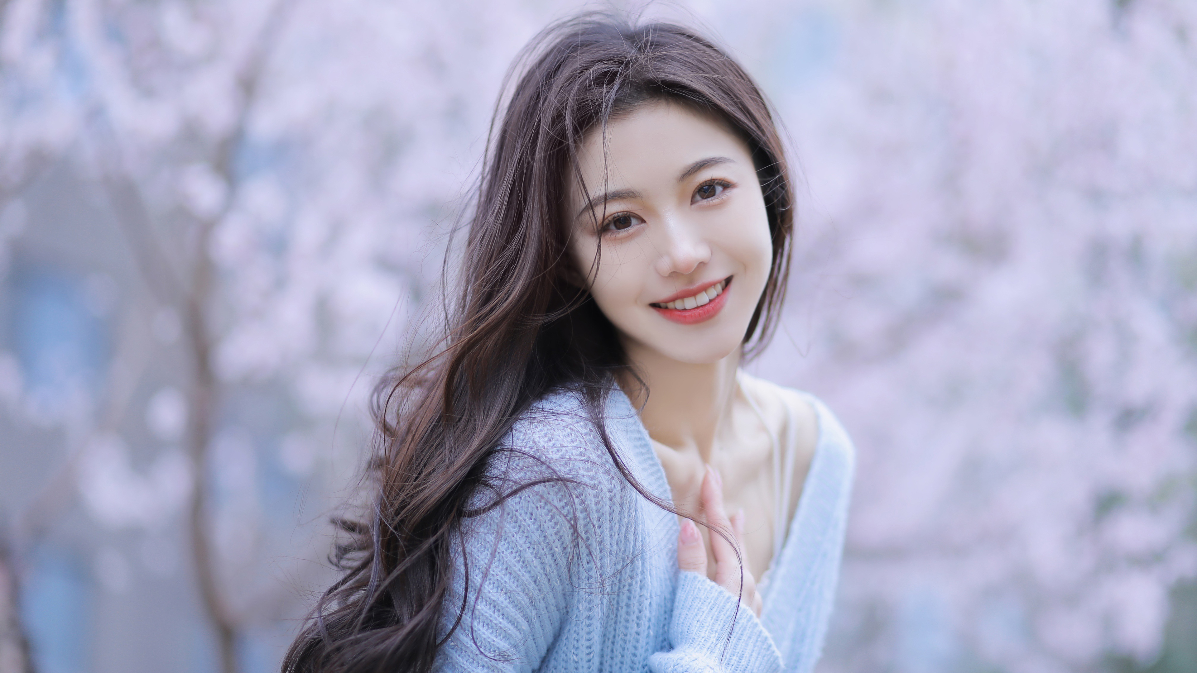 长发甜美美女 蓝色毛衣