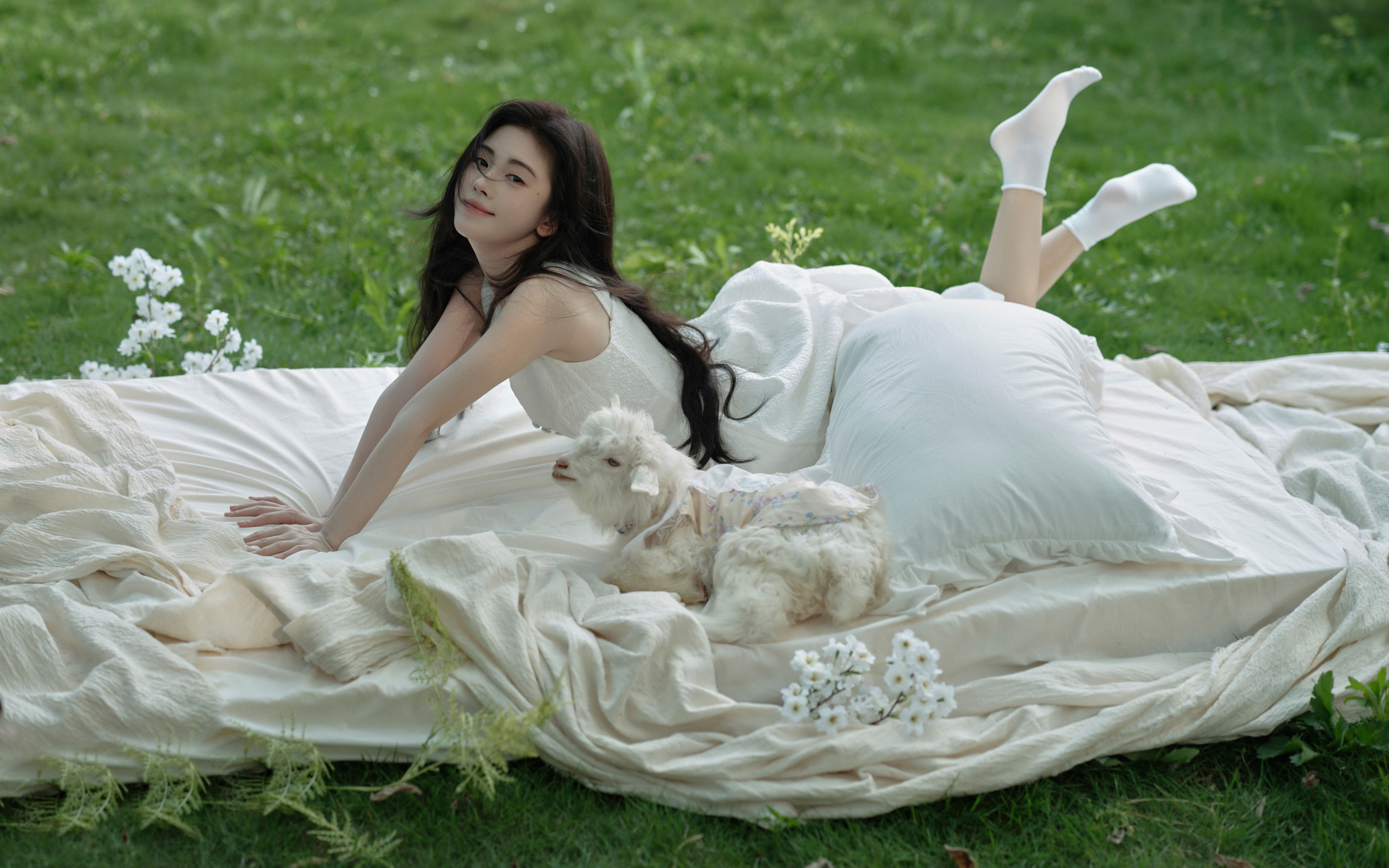 鞠婧祎 绿色草地 美女 4