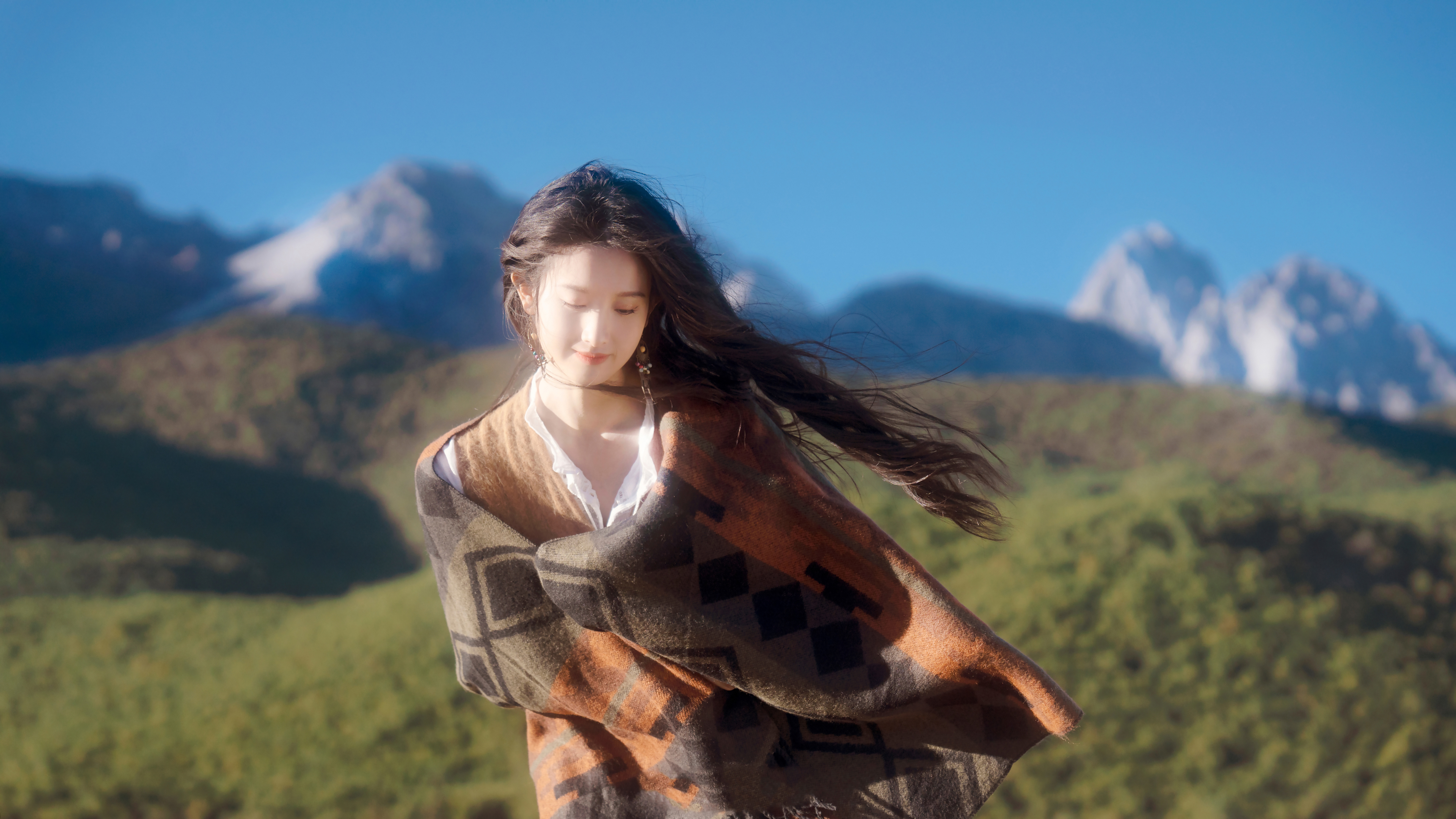 高山 户外 长发清纯美女