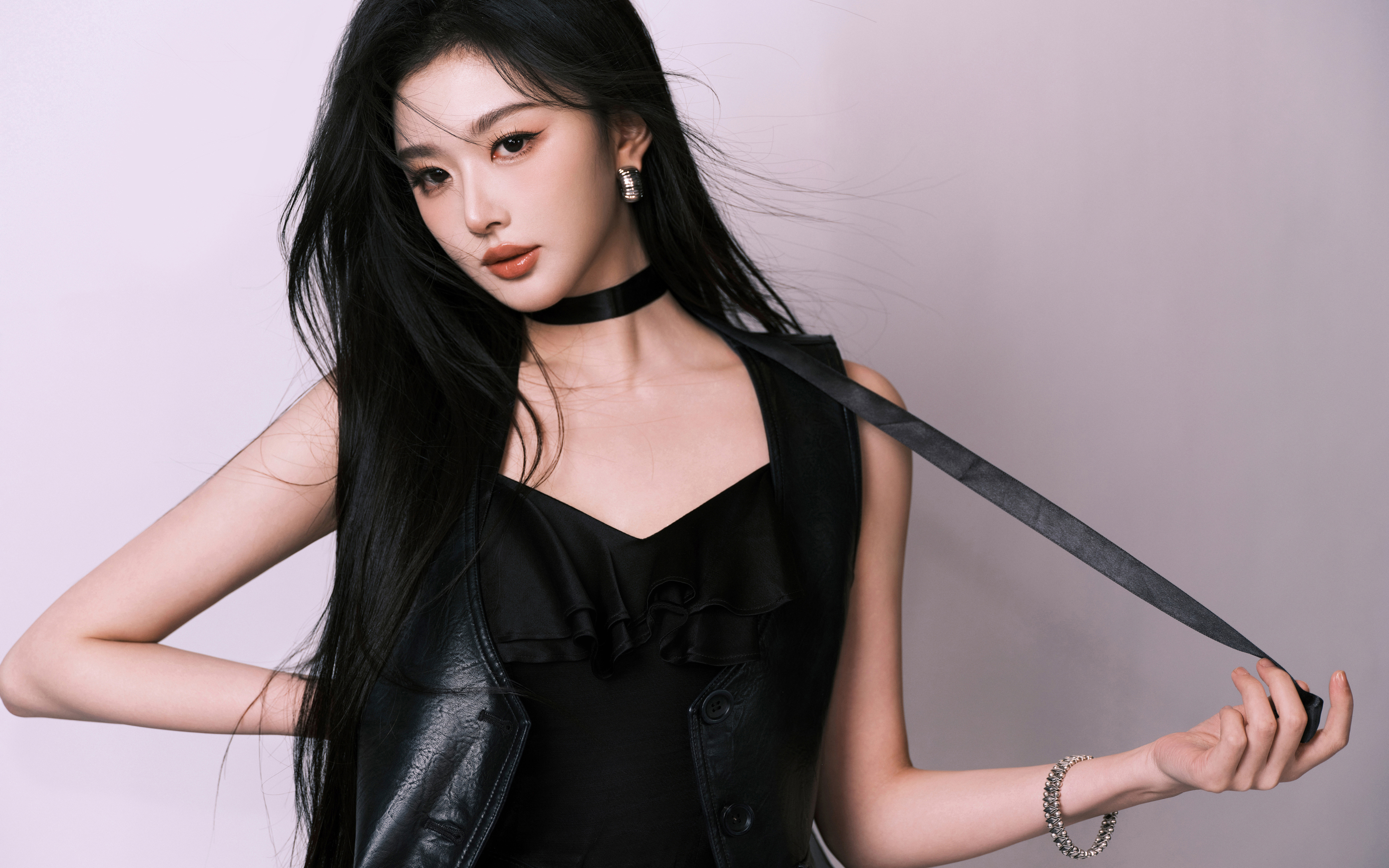 黑色套装美女孔雪儿 4K