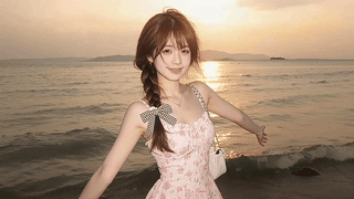 可爱黄昏海边女孩