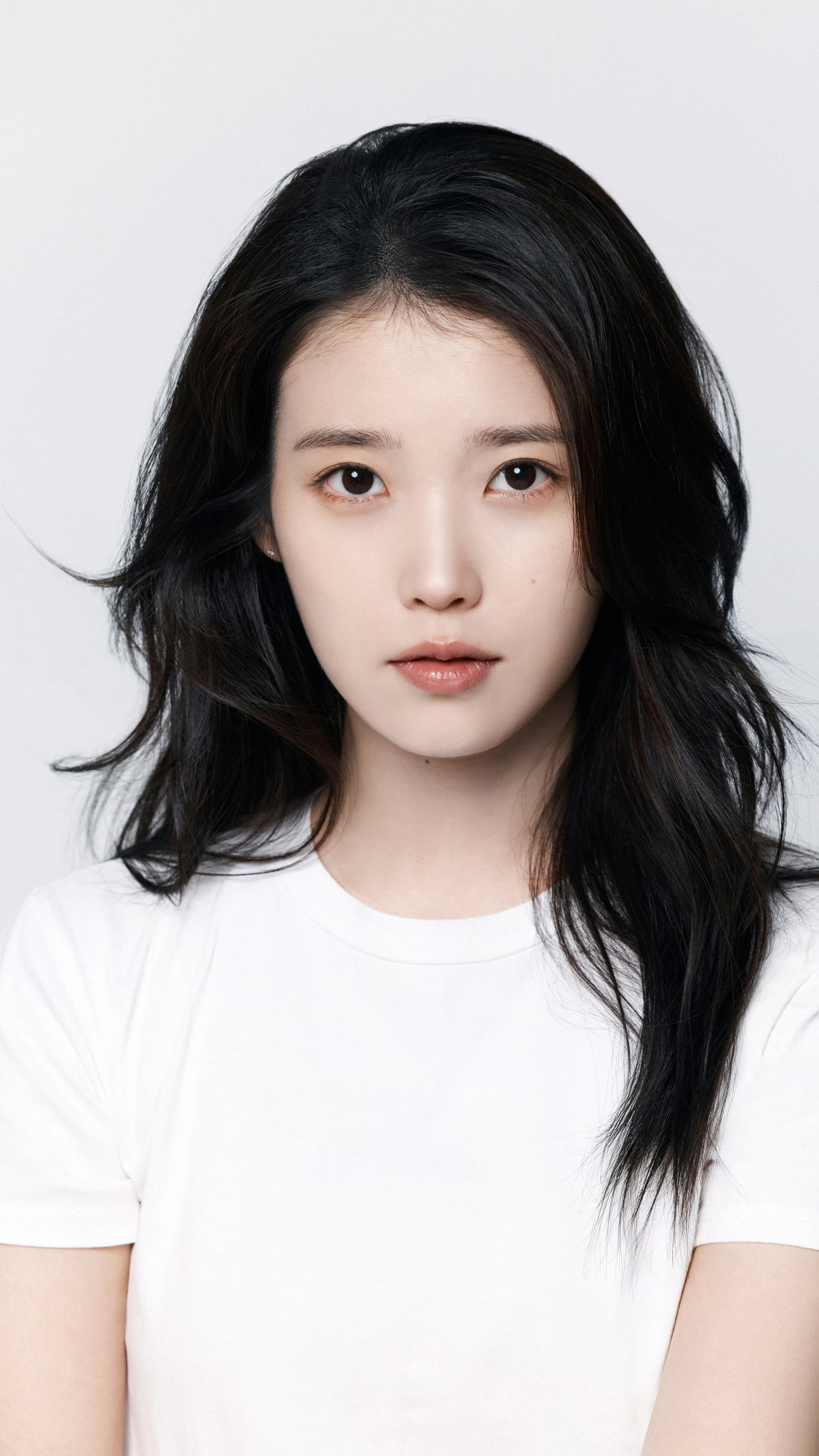 李知恩 白色背景美女 4K高清手机壁纸