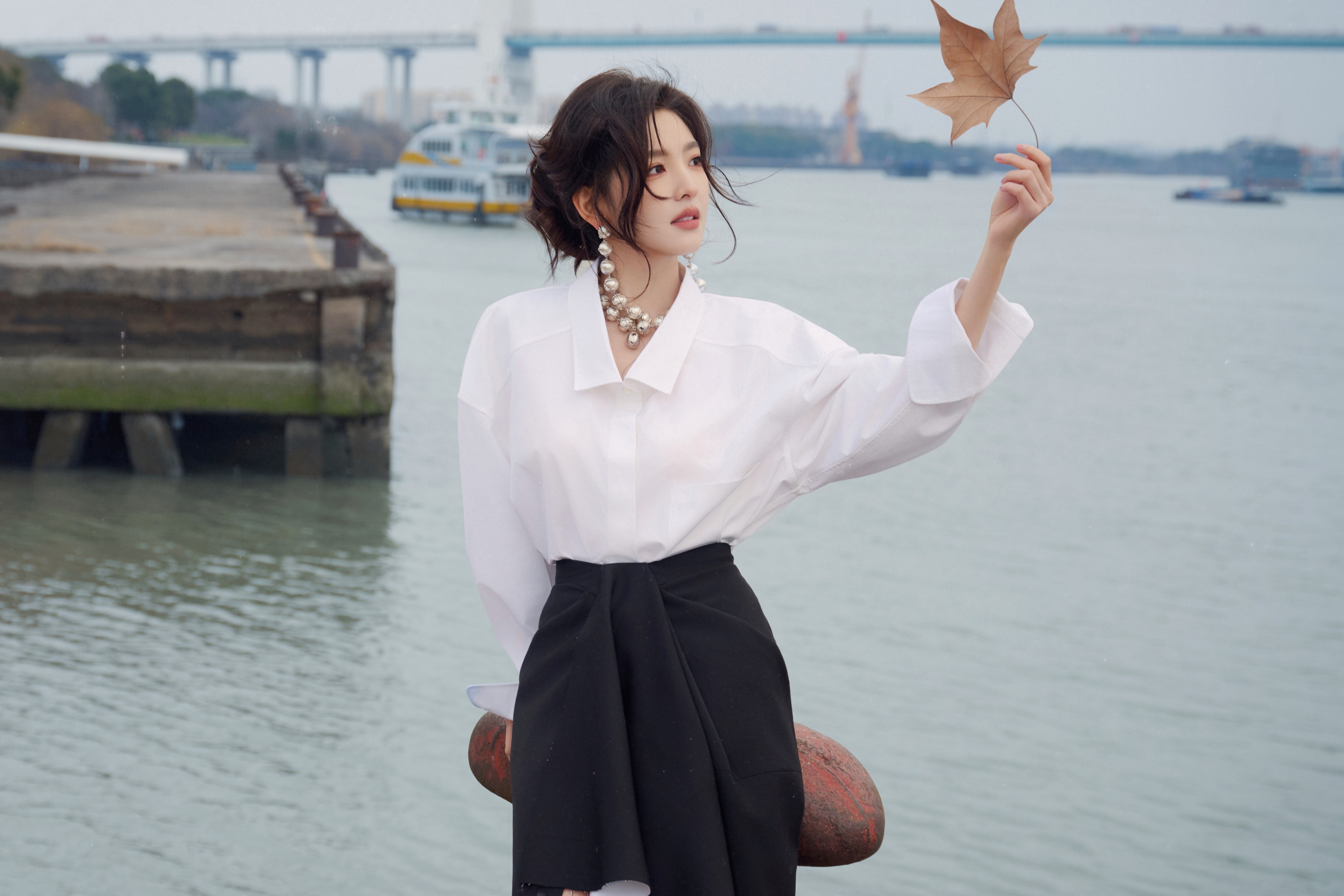 江边白色衬衫美女章若楠 枫叶 4K高清壁纸 4500x3000