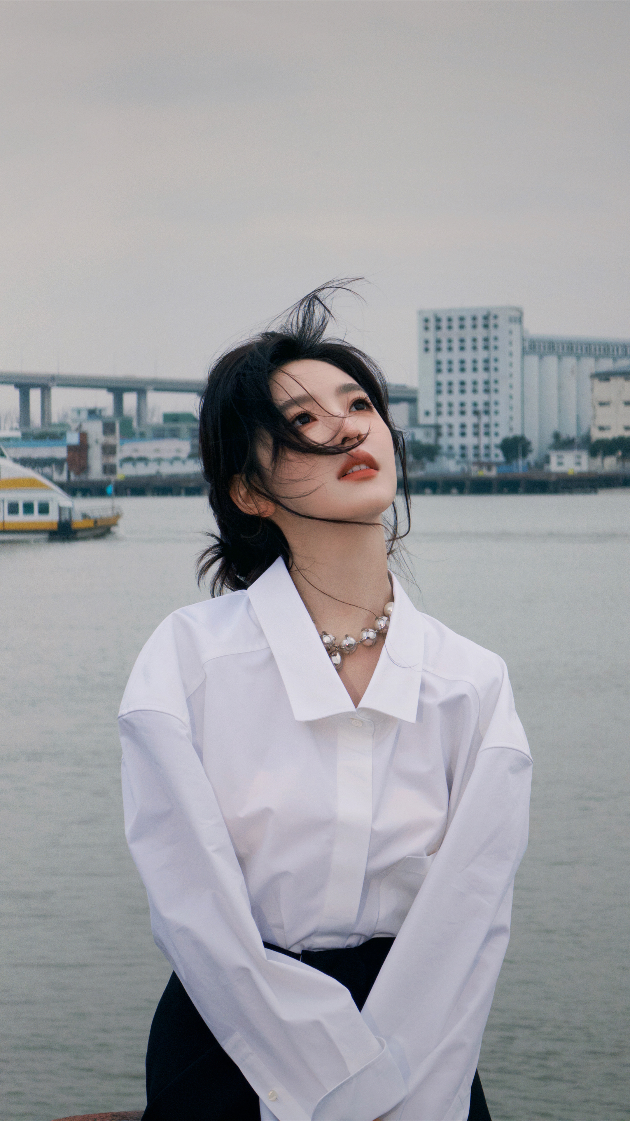 江边白衬衫美女章若楠 高质量4k手机壁纸竖屏