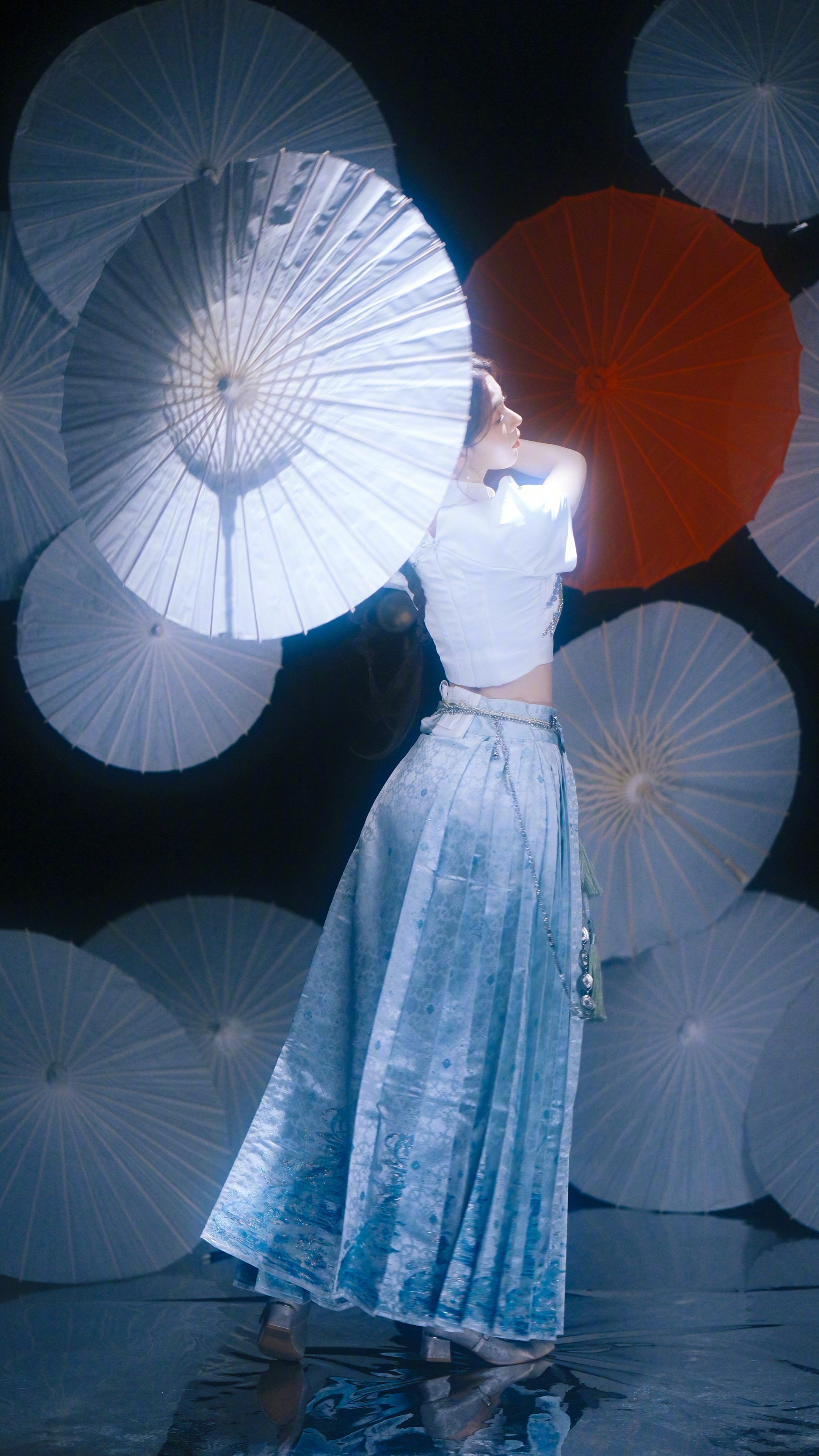 油纸伞美女陈瑶 唯美背影 4k手机壁纸