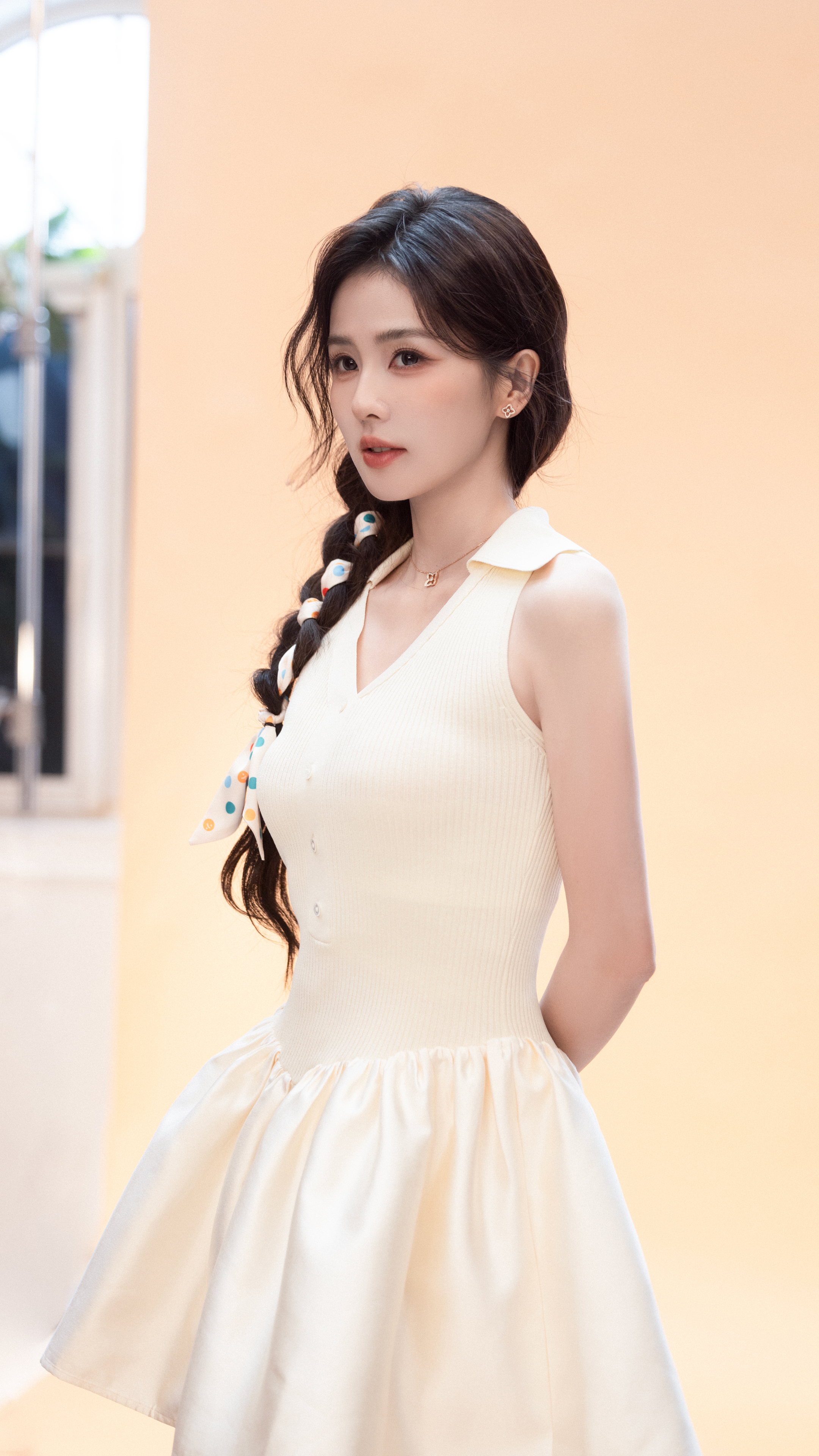 白色裙子养眼美女白鹿4k手机壁纸