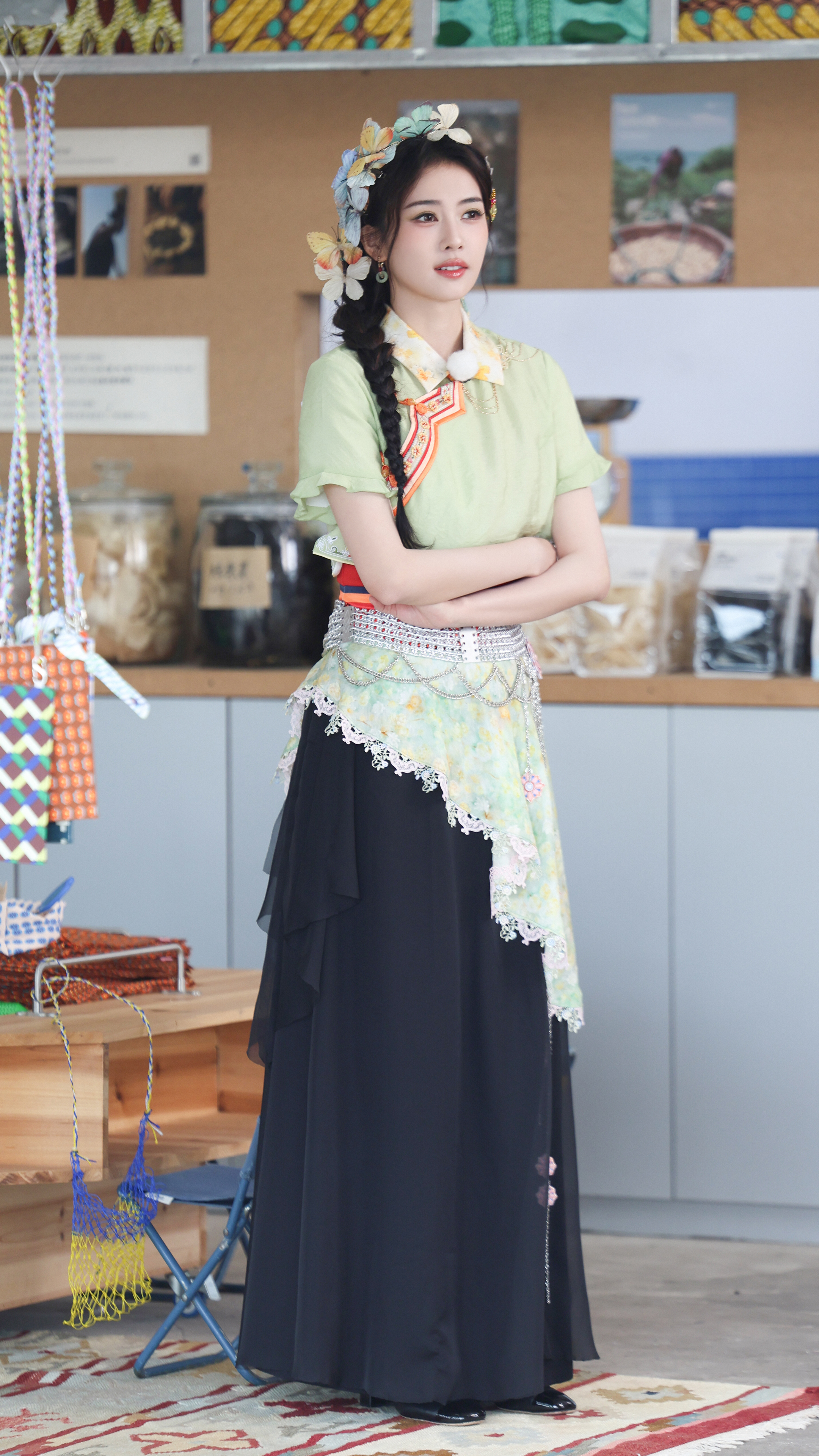 白鹿漂亮服饰4k手机壁纸图片