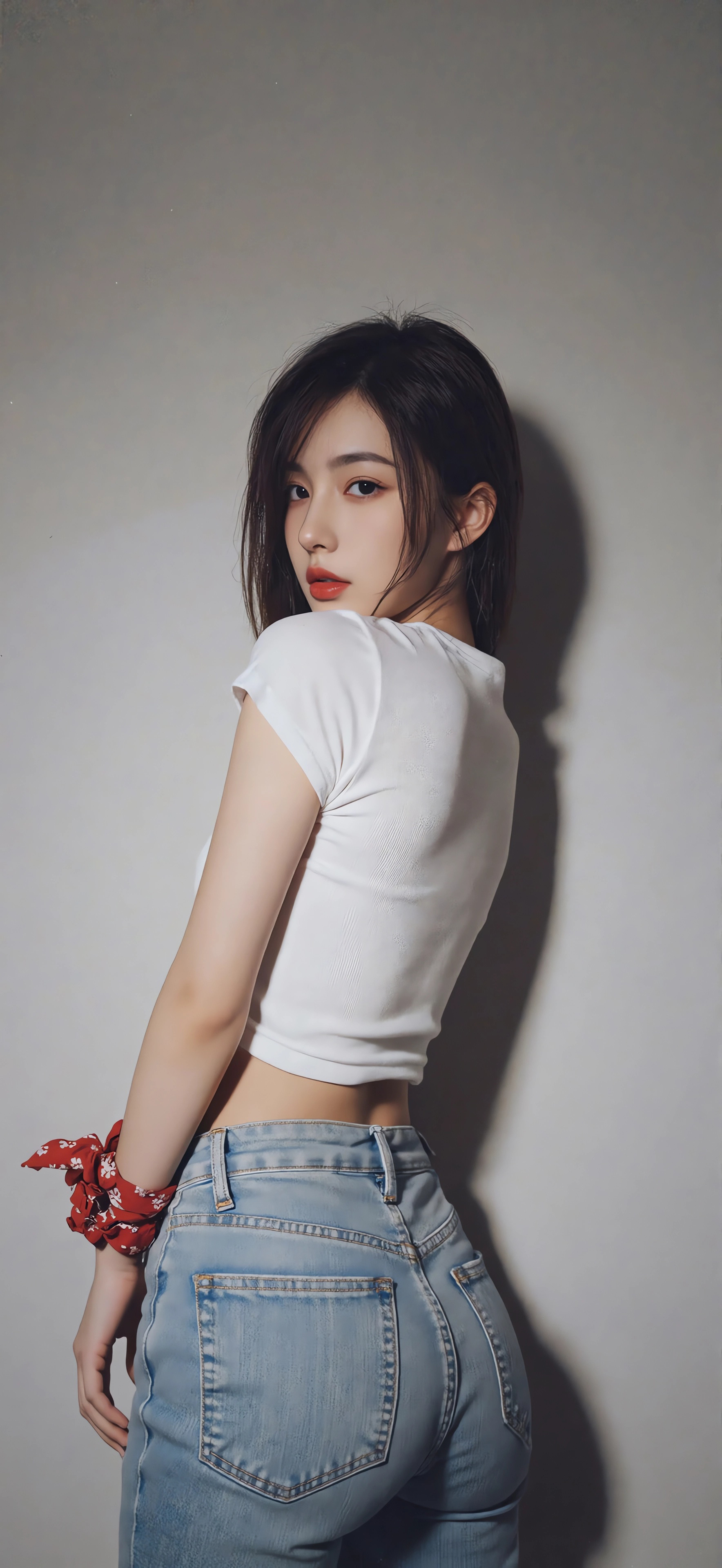 美女回头 白色衣服 牛仔裤 4k手机壁纸竖屏