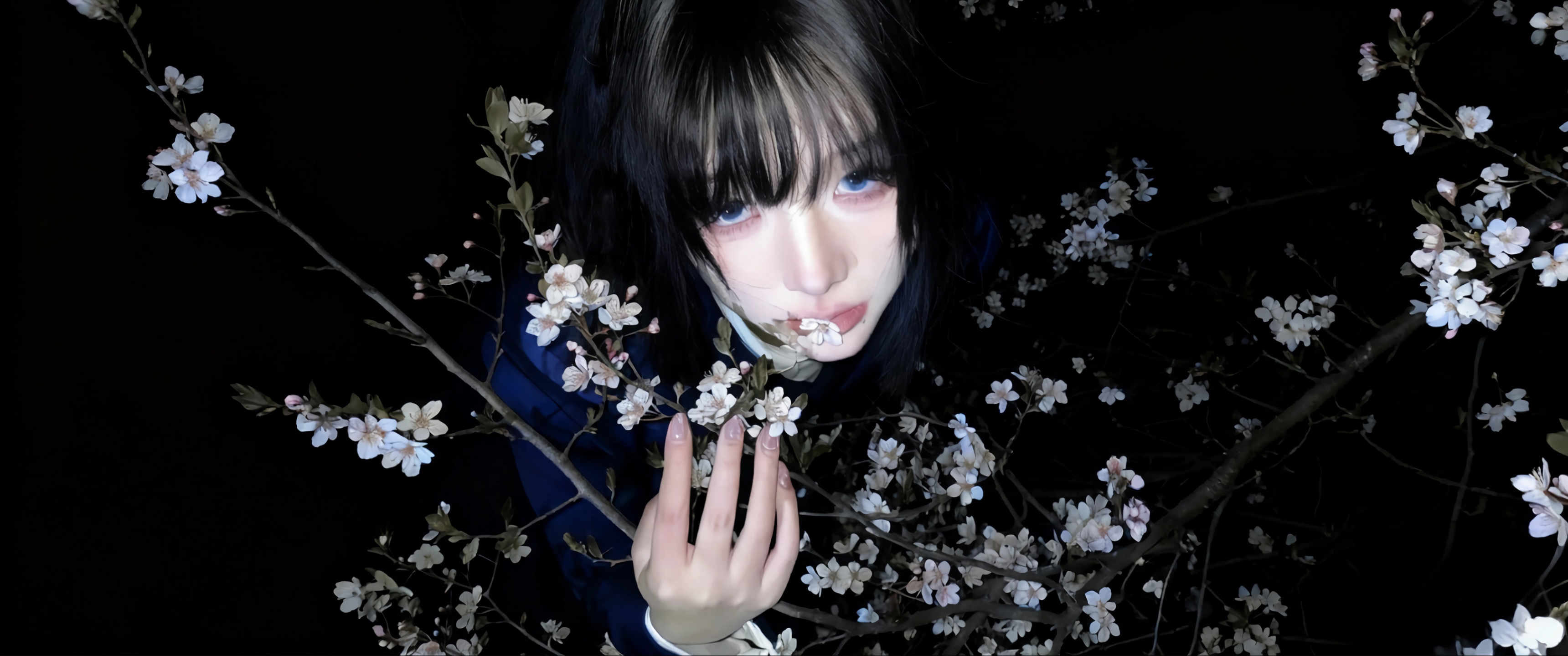 蓝色眼睛少女 夜晚 树花 3440x1440带鱼屏壁纸