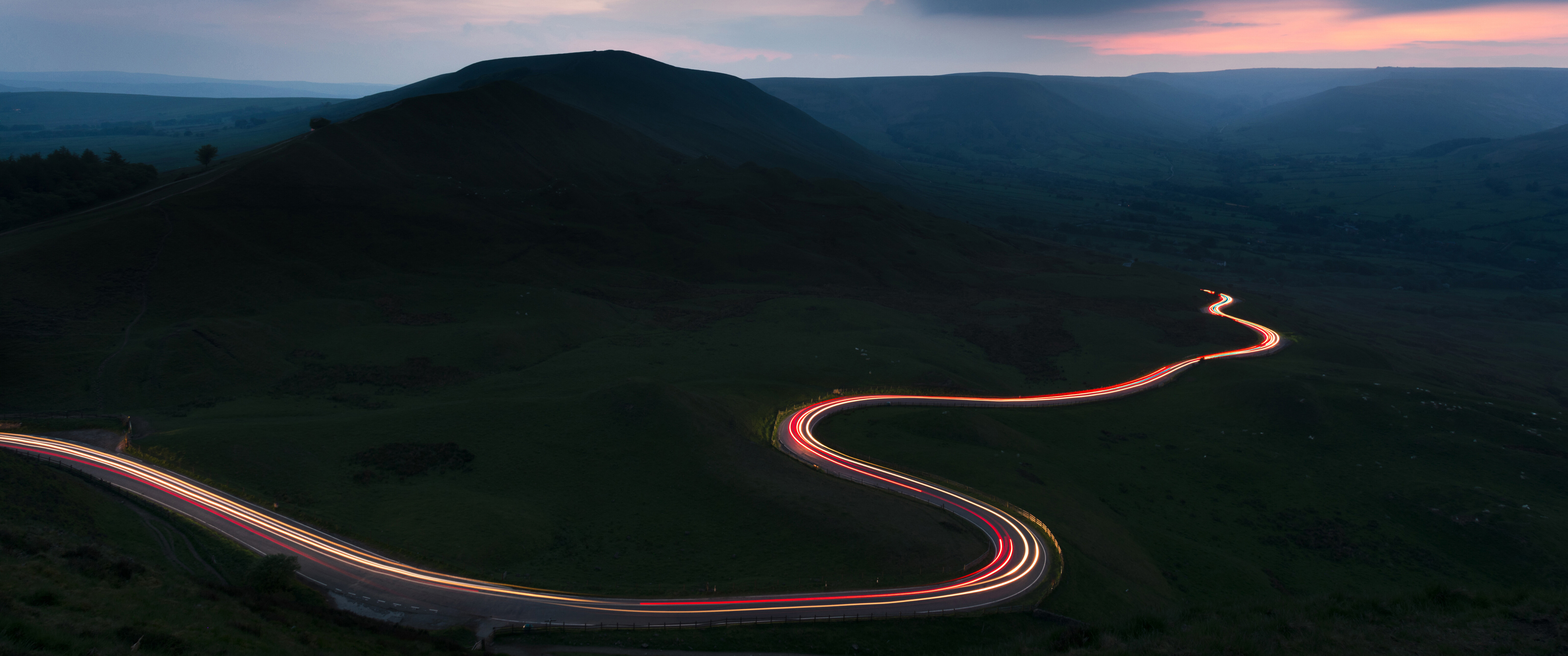 远山 夜晚 公路 灯光4K带鱼屏风景壁纸3440x1440