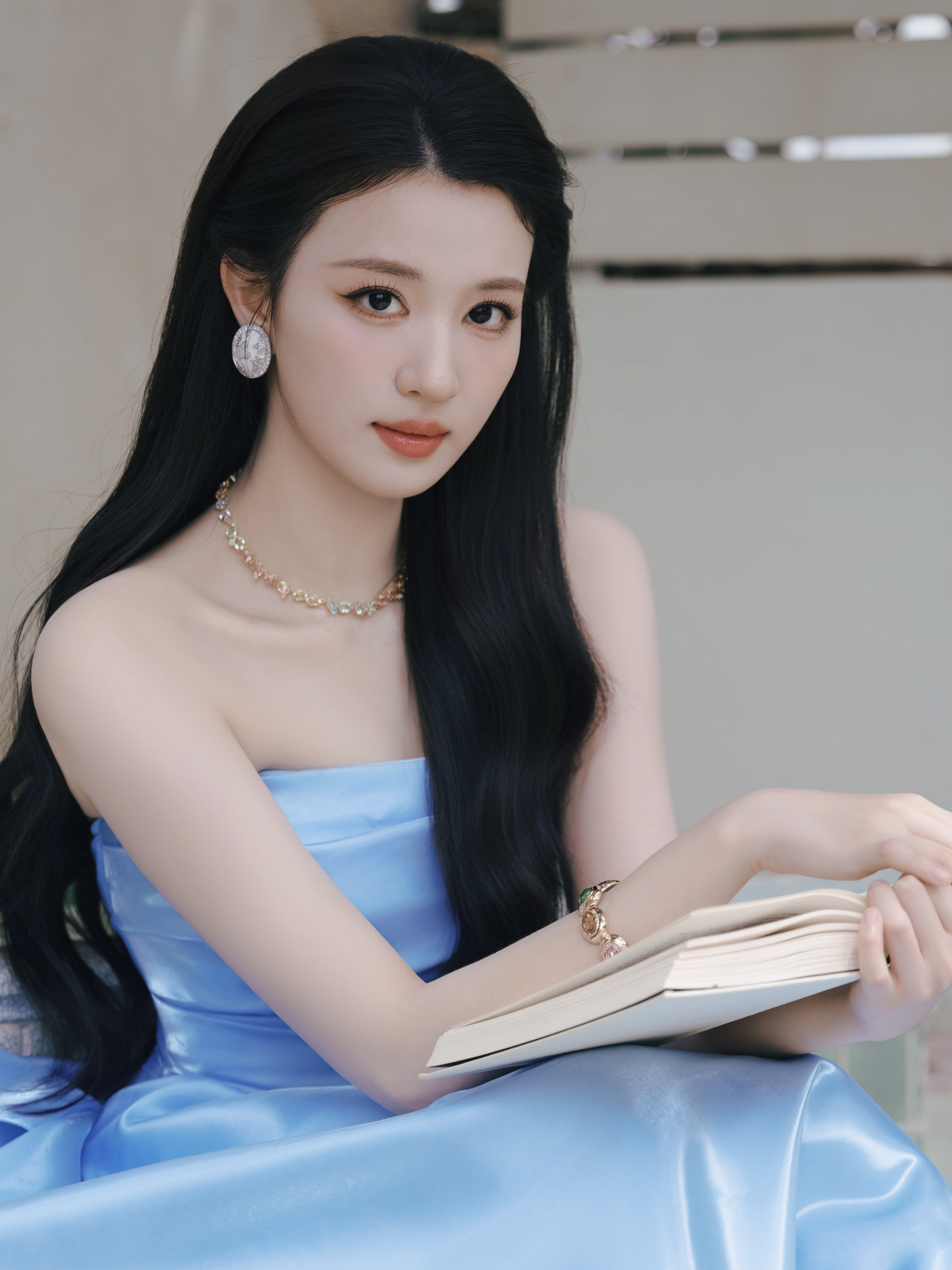 长发美女王楚然 蓝色裙子 书 唯美 4k超高清手机壁纸全屏