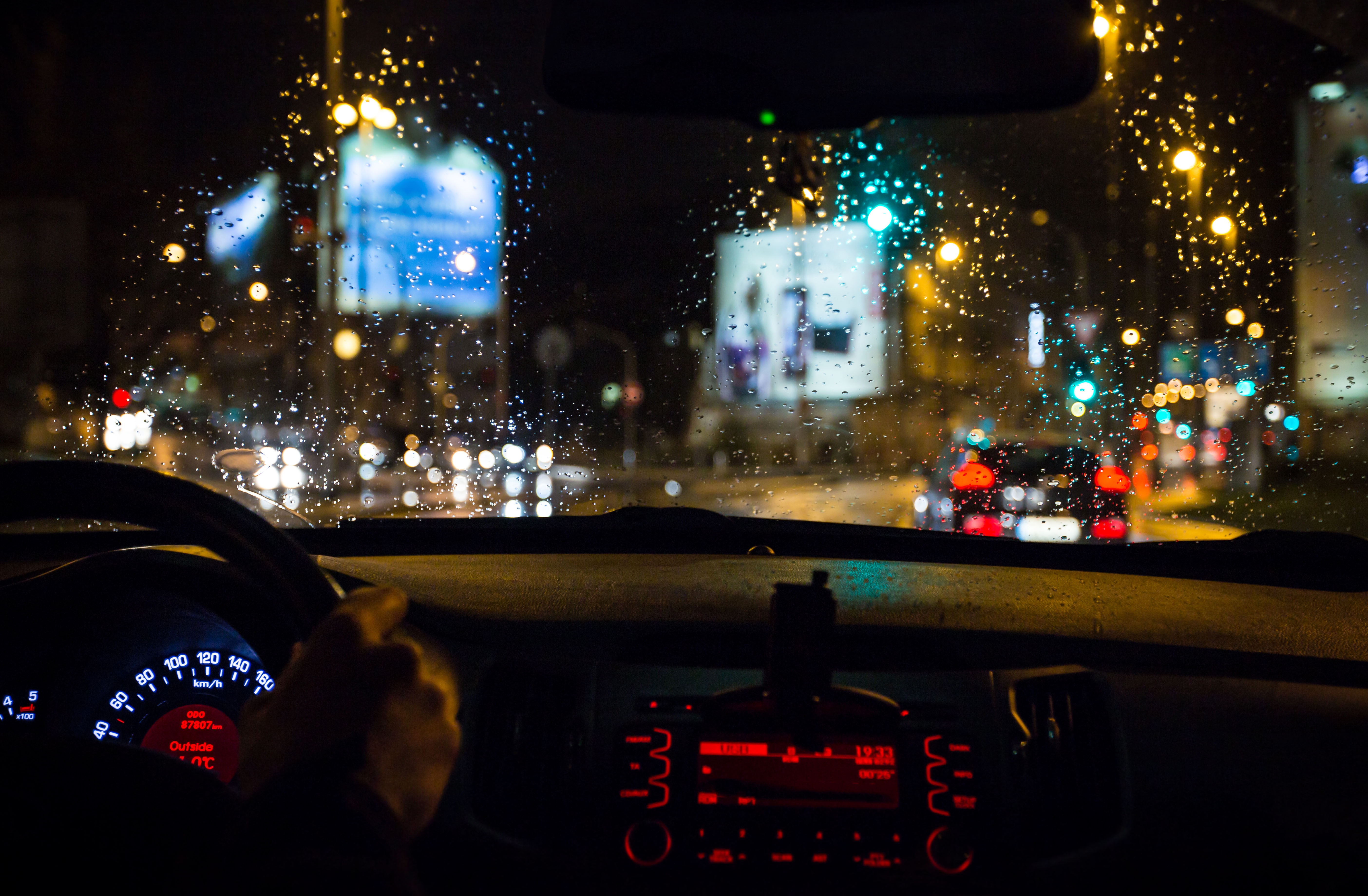 夜间城市的灯光 雨 玻璃_5612