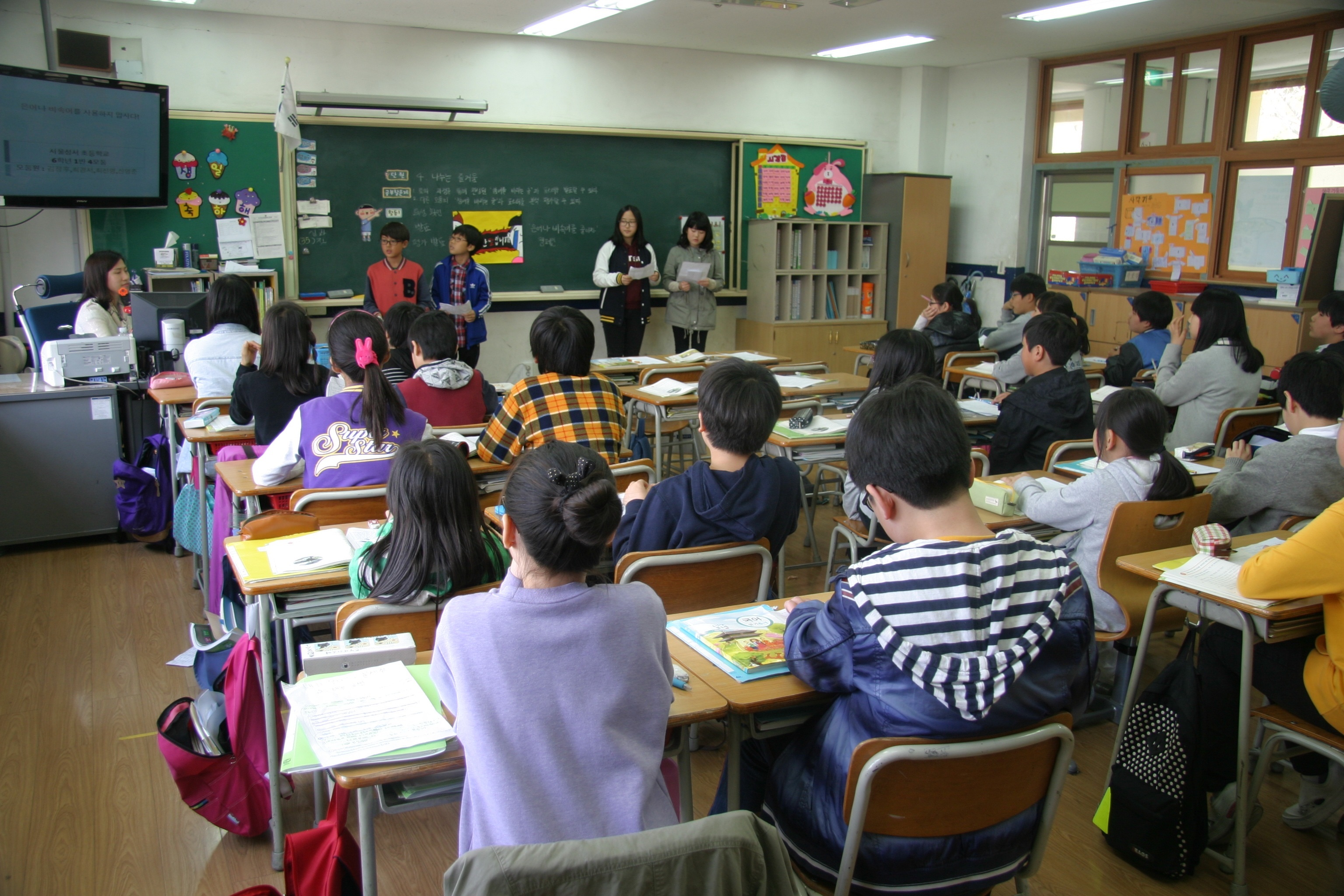 教室里老师给学生讲课图_2942