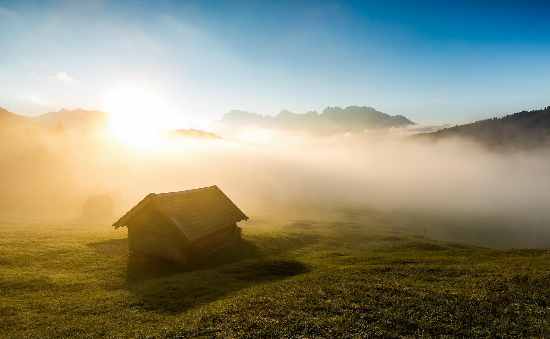 早晨的雾小木屋草地风景_3751