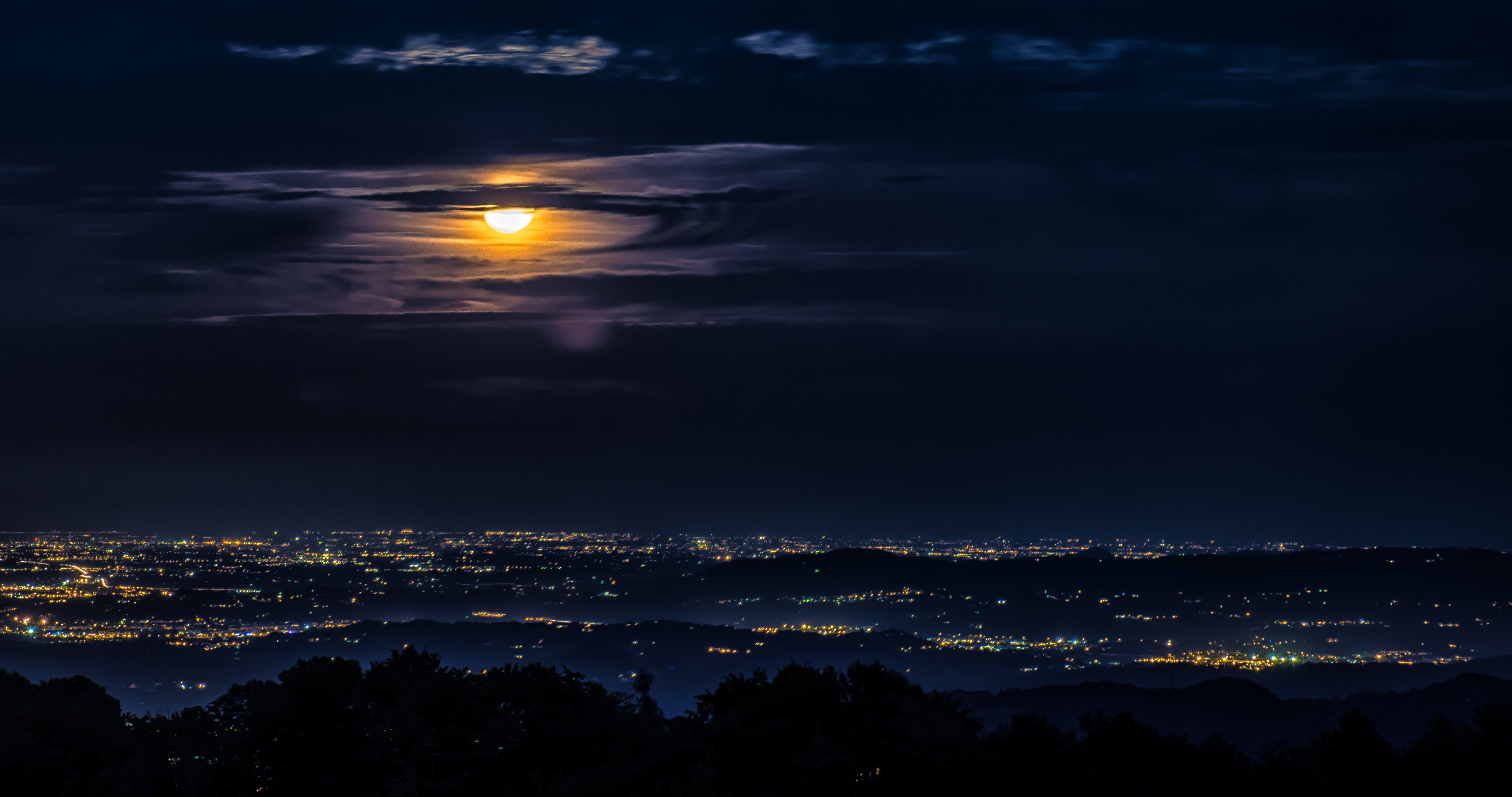 明亮的夜晚城市月亮的云_18538