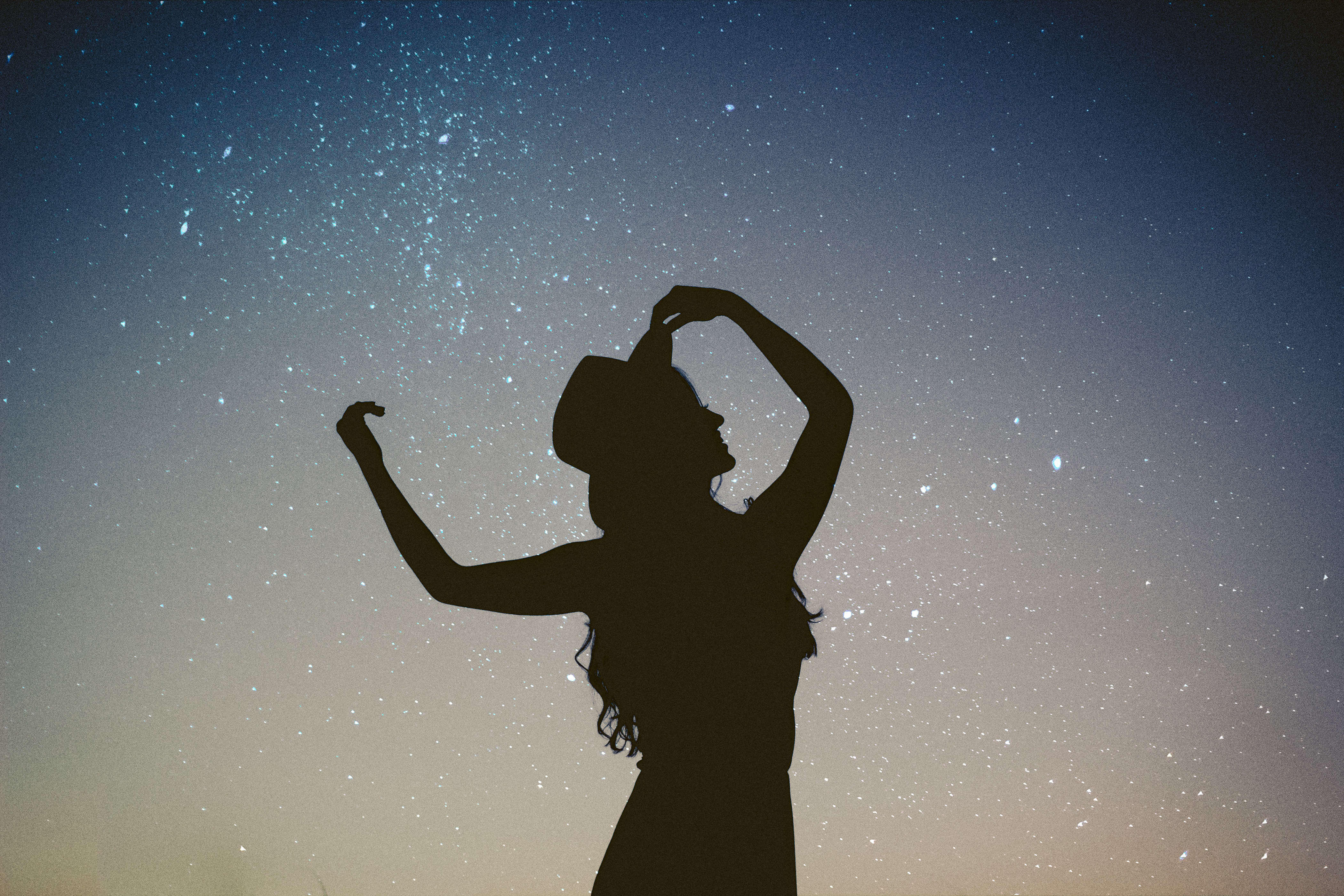 星空下的女孩唯美4K壁纸_8981