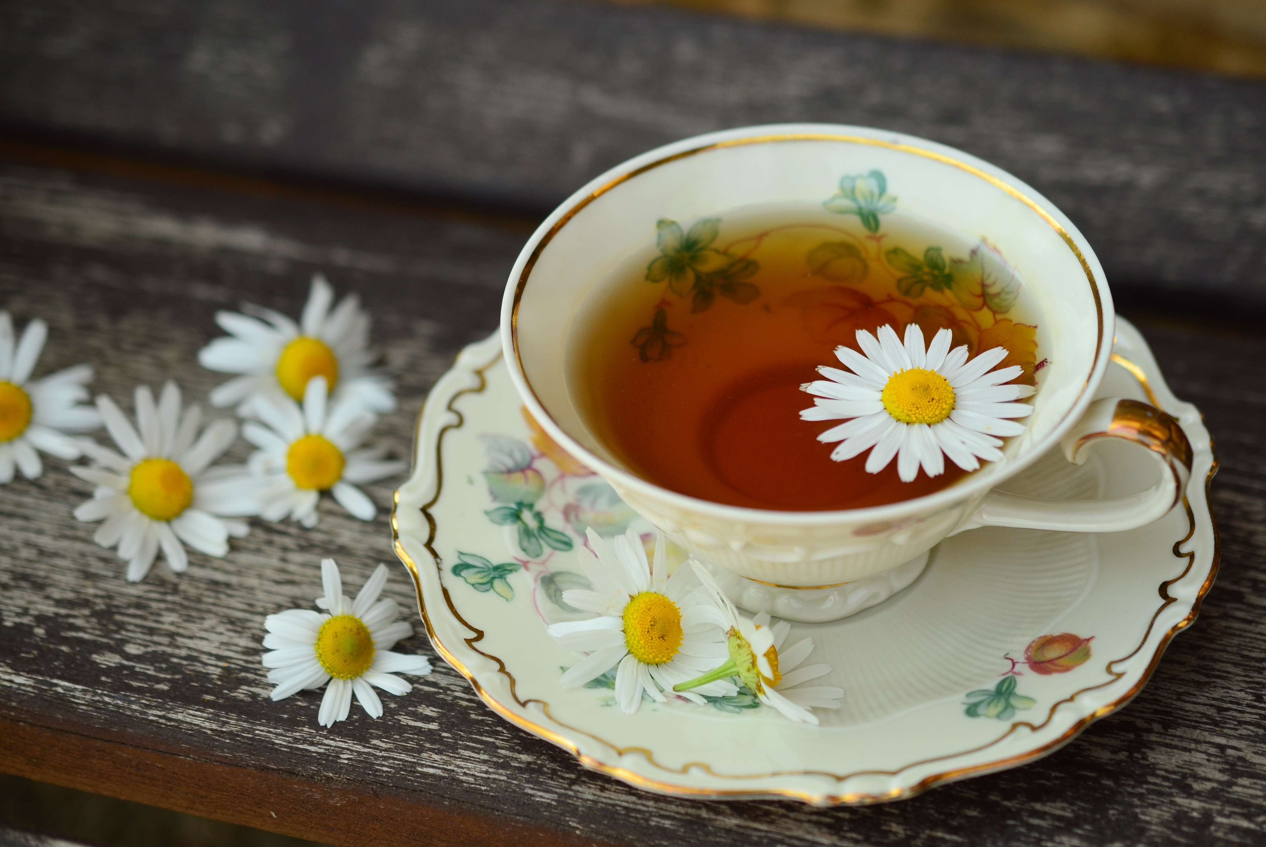 木桌上的一杯花茶4k图片_6042