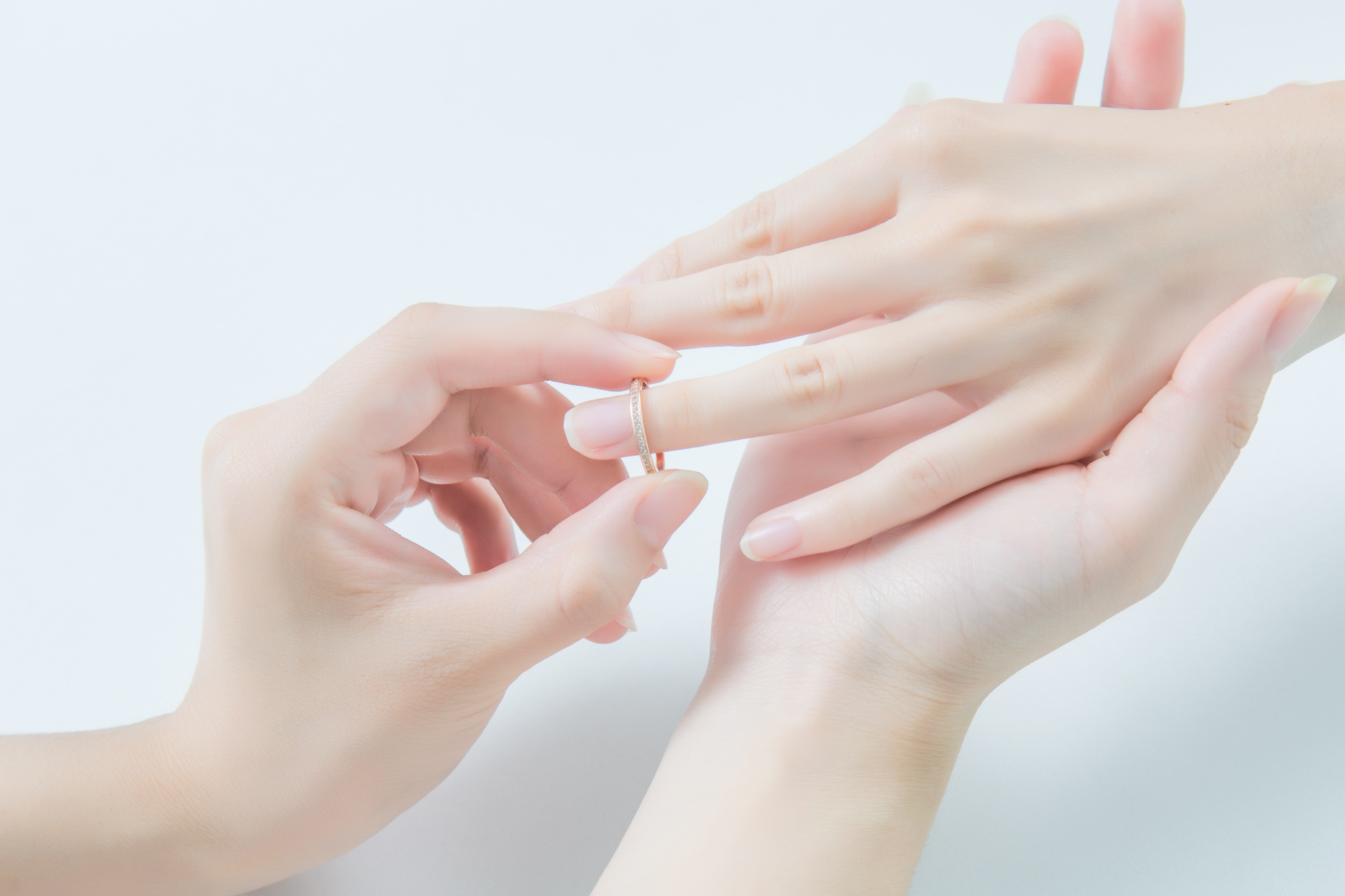 男女求婚戒指双手特写图_2582
