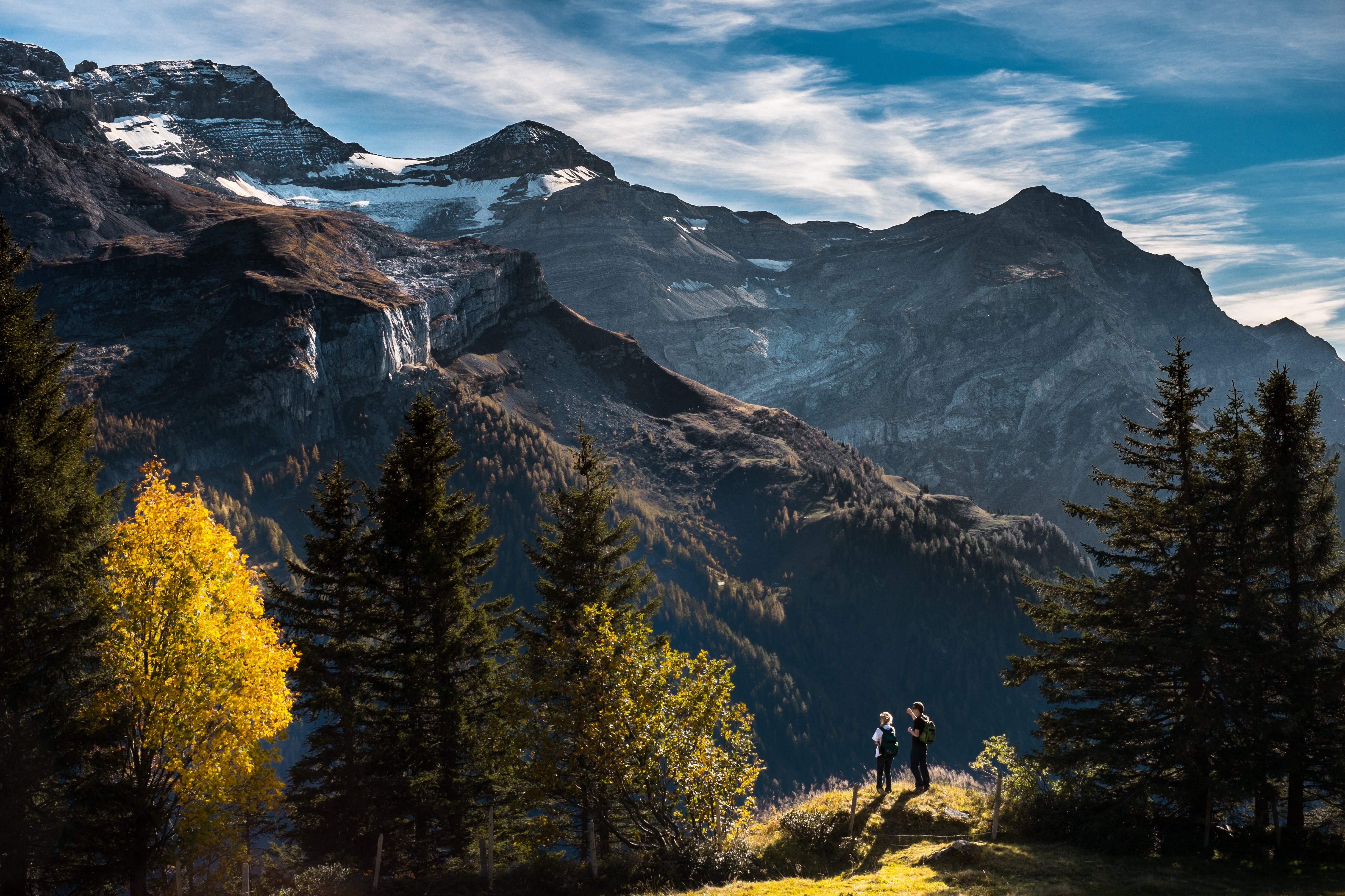 登山的旅行者4K风景图片_7733