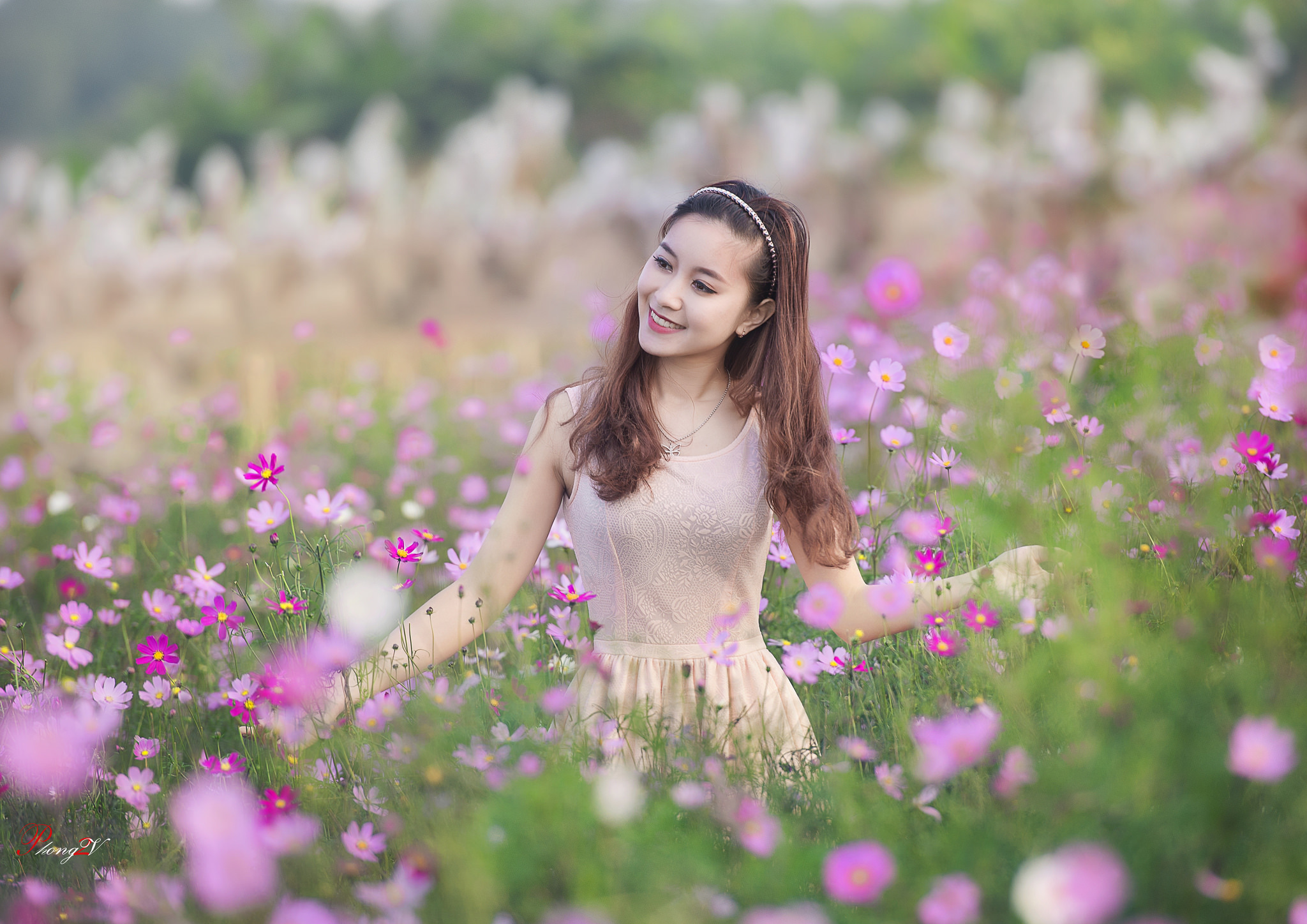 粉色小花可爱美女摄影图_4546