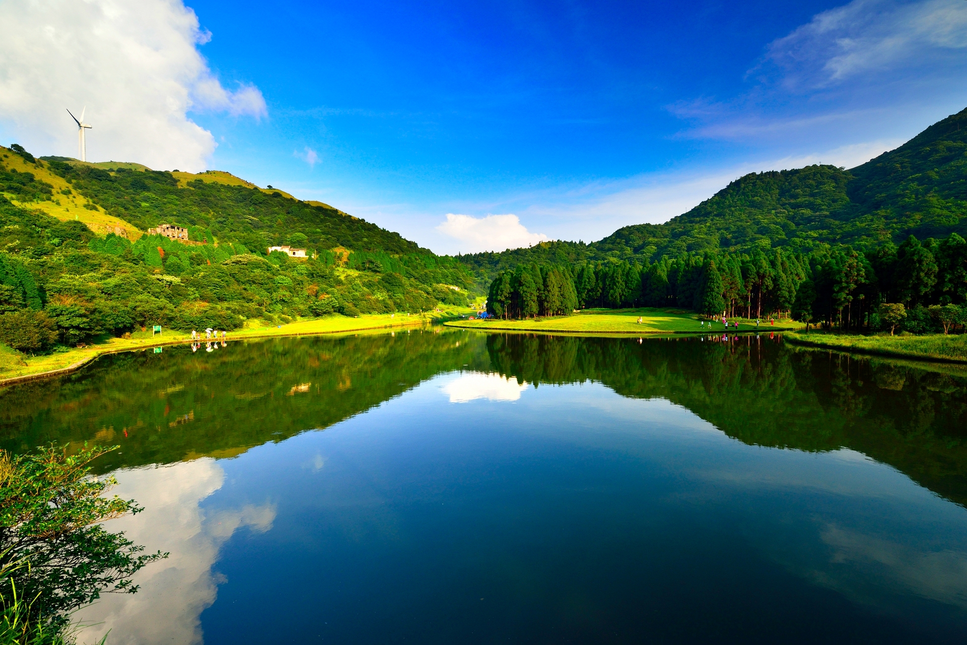 美丽的绿色山水倒影风景_4393