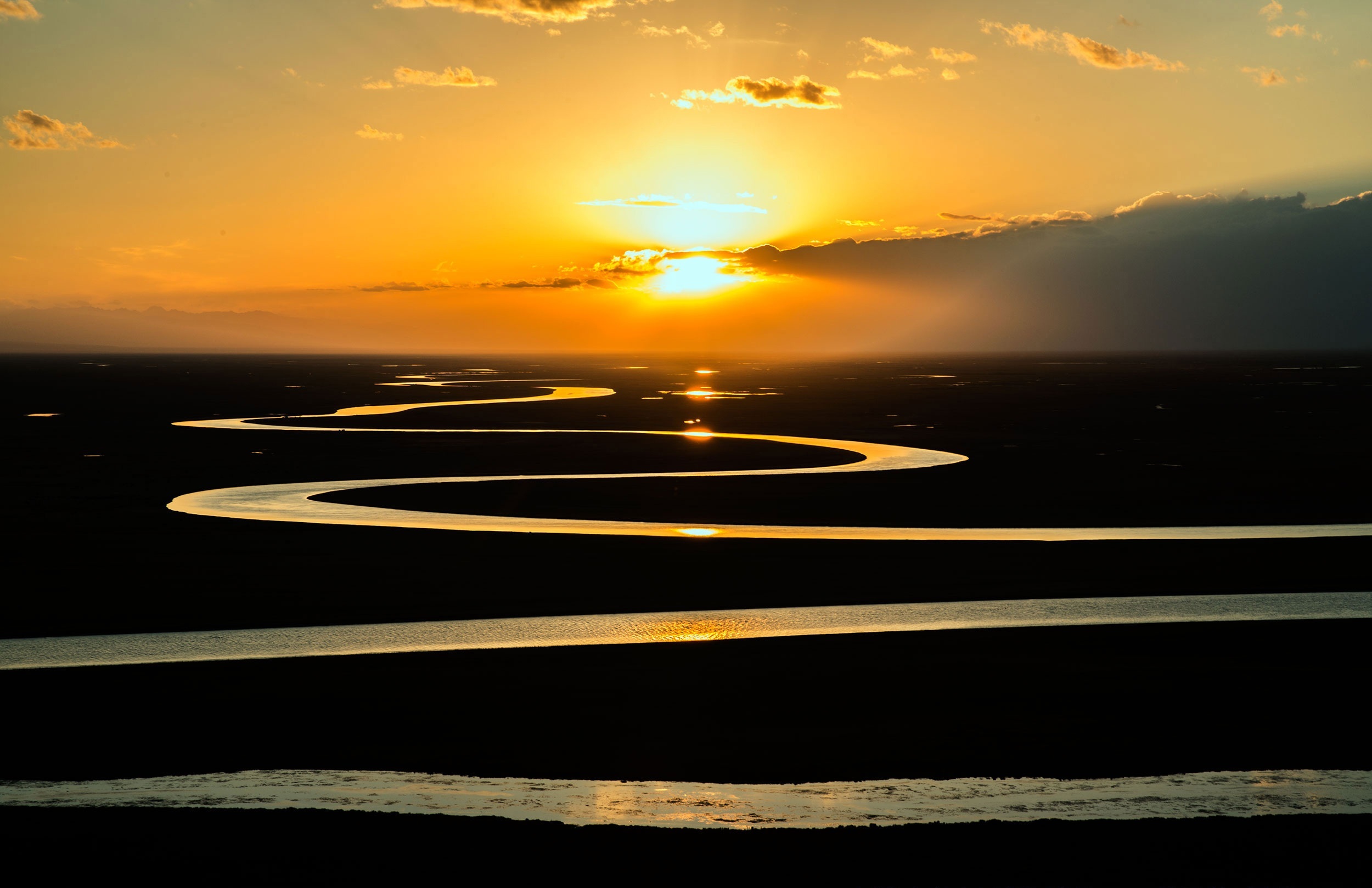 阳光下蜿蜒的河流风景图_3296