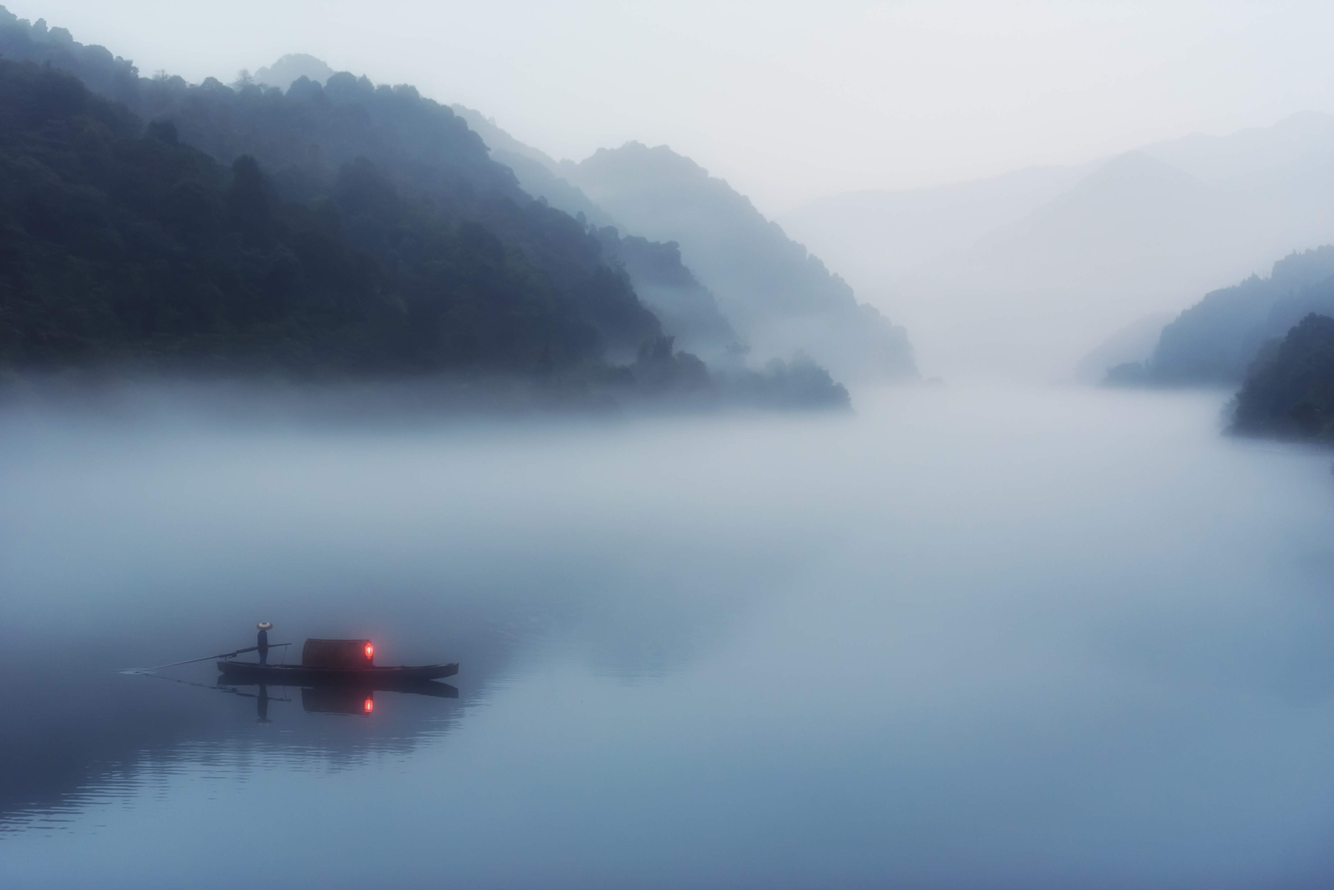 雾中的渔船4k风景壁纸_6001