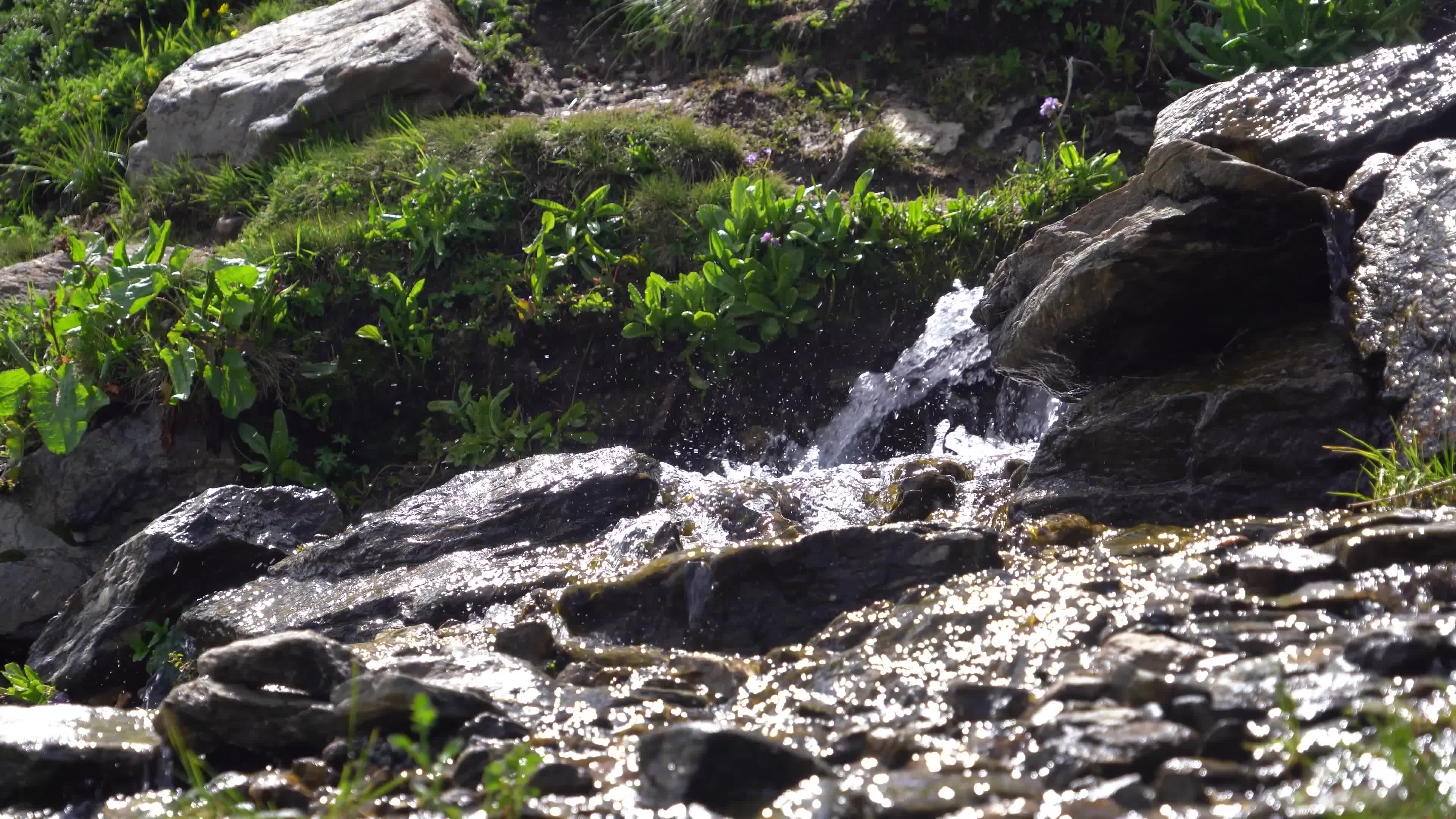 山间流水